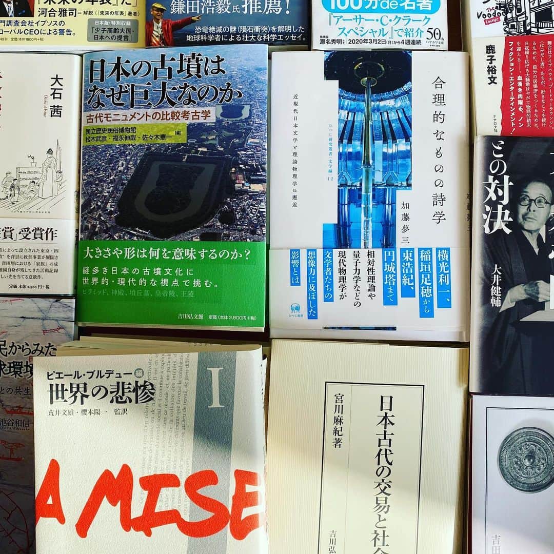 古市憲寿さんのインスタグラム写真 - (古市憲寿Instagram)「読めてなかった本をたくさん読んでる😊」3月17日 15時56分 - poe1985