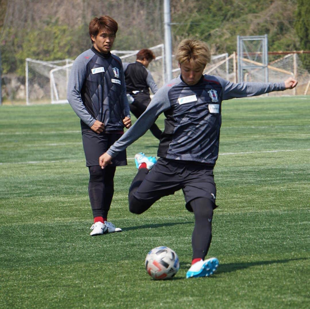 茂木力也のインスタグラム：「今日も元気にトレーニング☀️ 皆さん手洗いうがい徹底しましょう👏 山くんと俺のリンク笑 #愛媛FC #茂木力也 #有田光希  #山崎浩介  #gavic  #activital」