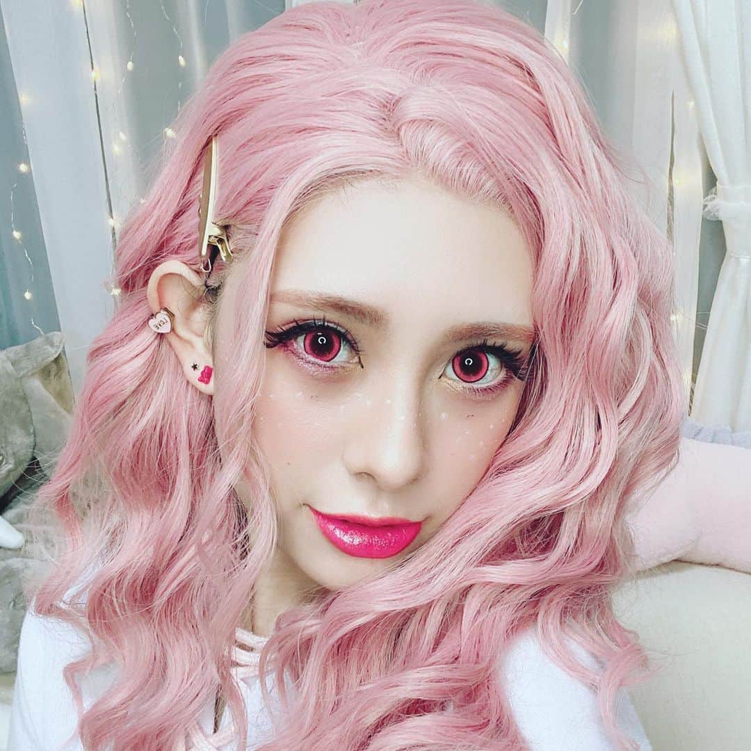 柳瀬アビーさんのインスタグラム写真 - (柳瀬アビーInstagram)「pink hair white freckles✨ #コスプレ#ウィッグ#ピンク#そばかす#カラコン#pink#kawaii#japan#makeup#model#wig#cosplay#youtube#likeforlikes#instagood」3月17日 16時05分 - abbie_yanase