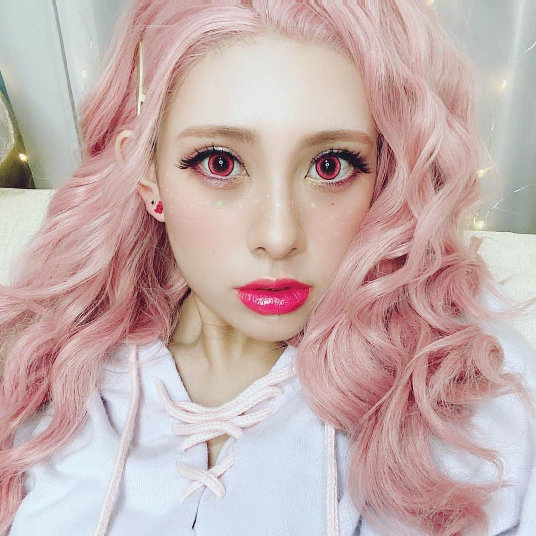 柳瀬アビーさんのインスタグラム写真 - (柳瀬アビーInstagram)「pink hair white freckles✨ #コスプレ#ウィッグ#ピンク#そばかす#カラコン#pink#kawaii#japan#makeup#model#wig#cosplay#youtube#likeforlikes#instagood」3月17日 16時05分 - abbie_yanase