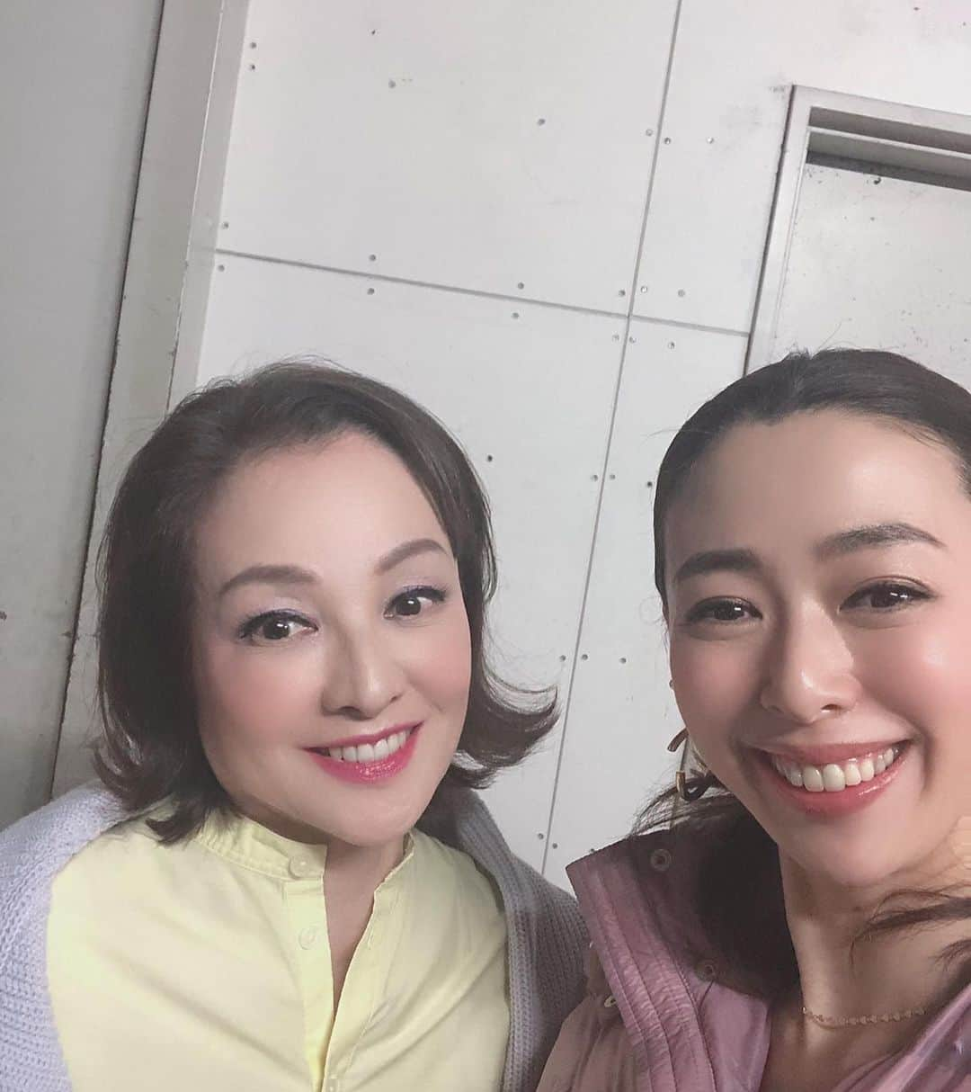 野沢和香さんのインスタグラム写真 - (野沢和香Instagram)「📺ヒルナンデス @hirunandesu_ntv_official  #格安コーデバトル 見てくださった皆様ありがとうございます❣️ 本日のゲストは女優の　#夏樹陽子　さん モデルさん出身ということで、スタイル抜群⤴︎あまりに美しくて😍気さくで、なんて素敵な方なのでしょう！ ファンになってしまいました✨  バトルのテーマが🍓房総ドライブデート　😆だったので、  こんなシャツワンピにデニムのカジュアルスタイルを着ていただきました！ スニーカーとcapでスポーティーさをプラス♡  春に着たくなるパステル×パステルカラーですが、大人が着る時は、片方を少しくすんだ色を持ってくると着やすくなりますよ♡ 🍋レモンイエロー×ダスティラベンダー 夏樹さん　#outfit  シャツワンピース、デニム、カーディガン、スニーカーは全て　@uniqlo  CAPは　@wego_official  そして私が着ているのは❣️ @bayflow_inc ×私🤣のコラボ新作！ 前後、2wayで着れるブラウス &  サテンのナロースカート ブーツは　@tomorrowland_jp  です🙋‍♀️ #発売は19日(10:00〜) ですっ ❣️」3月17日 16時38分 - wakanozawa