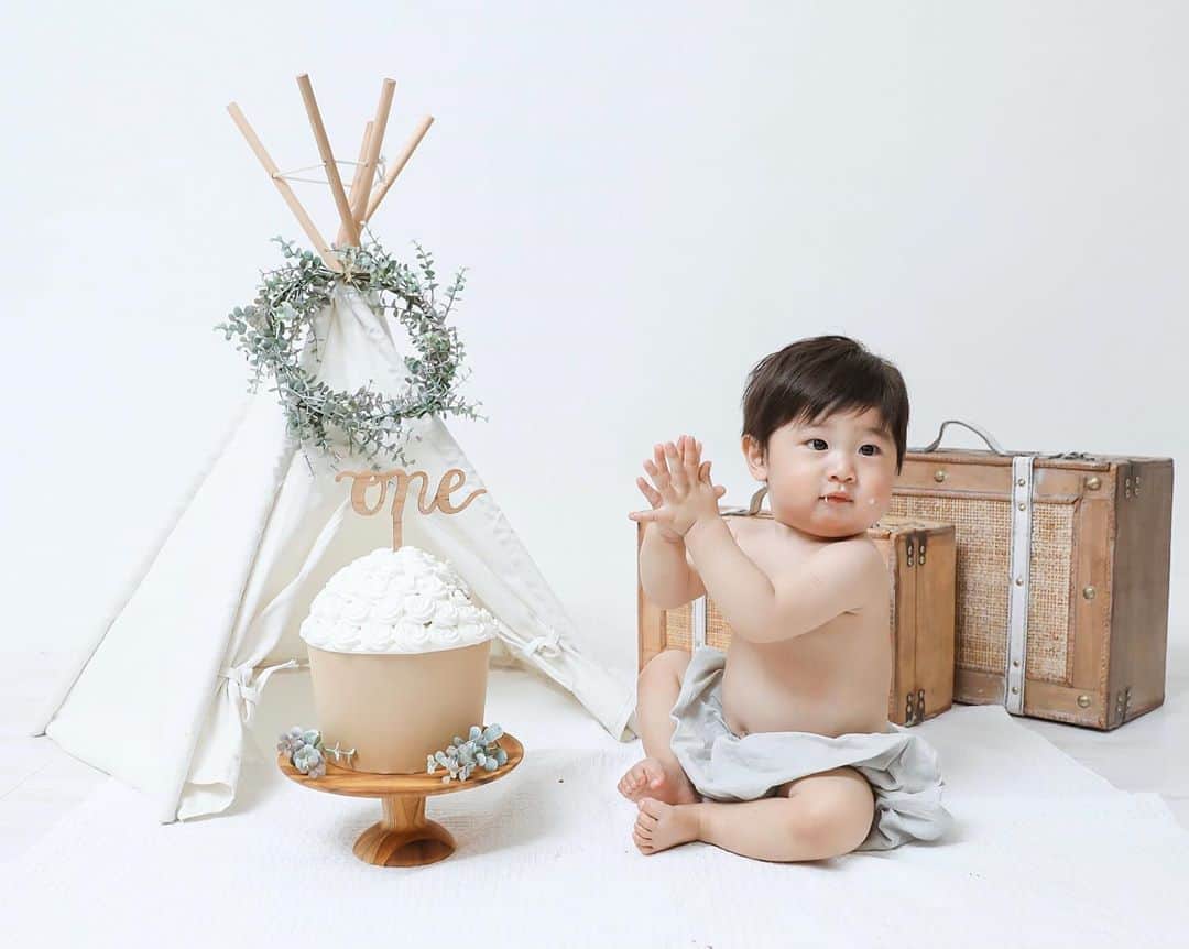 ソンイのインスタグラム：「👦🏻🎂☝🏻﻿ 「ぼく いっさいになったよ ぱちぱち〜👏🏼」﻿ ﻿ 1歳のお誕生日記念にハーフバースデーでもお世話になった @LittleTreePhotoStudio で撮影して頂きました📸﻿ ﻿ スマッシュケーキはお家同様でやはりスマッシュせず🤣 ﻿ ﻿ #1歳の誕生日 #記念写真 #1歳0ヶ月 #男の子ベビー﻿ #バースデーフォト #誕生日フォト #スマッシュケーキ」