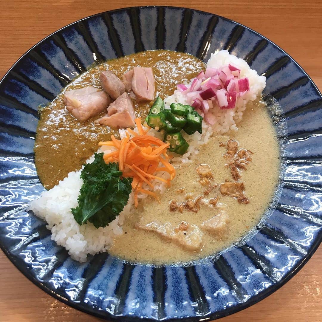 無化調ラーメン「ゆきふじ」のインスタグラム：「今日は特に反省点の多いカレーでした。  最終的にこういった形に仕上がりました。  ラーメンほど毎日作るわけでもないので、一回一回反省点を踏まえて必ず美味しく仕上げますので、温かく見守ってくださいませ。  低温調理のもも肉のチキンカレー 鶏白湯のポークカレー アーリーレットのピクルス 人参のアチャール サラダケール オクラ  でした。 ありがとうございます。  #スパイスカレー #鶏白湯 #カレー好きな人と繋がりたい #カレー好きと繋がりたい #カレー部 #カレーインスタグラマー #御茶ノ水ランチ #スパイス料理」