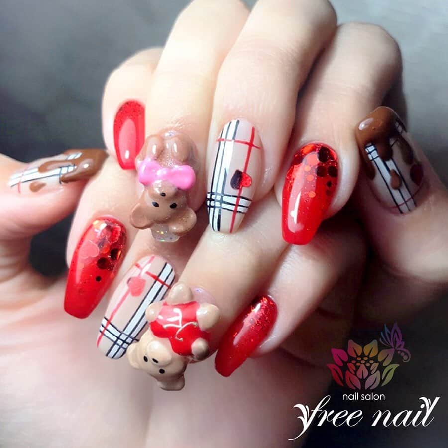 free nail フリーネイルのインスタグラム：「. お客様ネイル💅🏻🍀 . ガーリーチェックネイル❤️ . くまさんとバーバリーチェックが安定の人気です🧸🎀❤️ . ご来店ありがとうございました🙇🏻‍♀️🙇🏻‍♀️🙇🏻‍♀️💗 . #ネイルアート #ジェルネイル #ネイルサロン #大阪ネイルサロン #ネイルデザイン #ネイルチェンジ #チェックネイル #チョコレートネイル #3dネイル #くまネイル #赤ネイル #ベージュネイル #ガーリーネイル #ゴテゴテネイル #デザインネイル #トレンドネイル #ロングネイル #春ネイル #springnails #nailsart #nailsdid #美甲 #日式美甲 #日式美甲胶 #日本美甲师 #日本美甲老师 #美甲上课 #日本胶 #フリーネイル #freenail」
