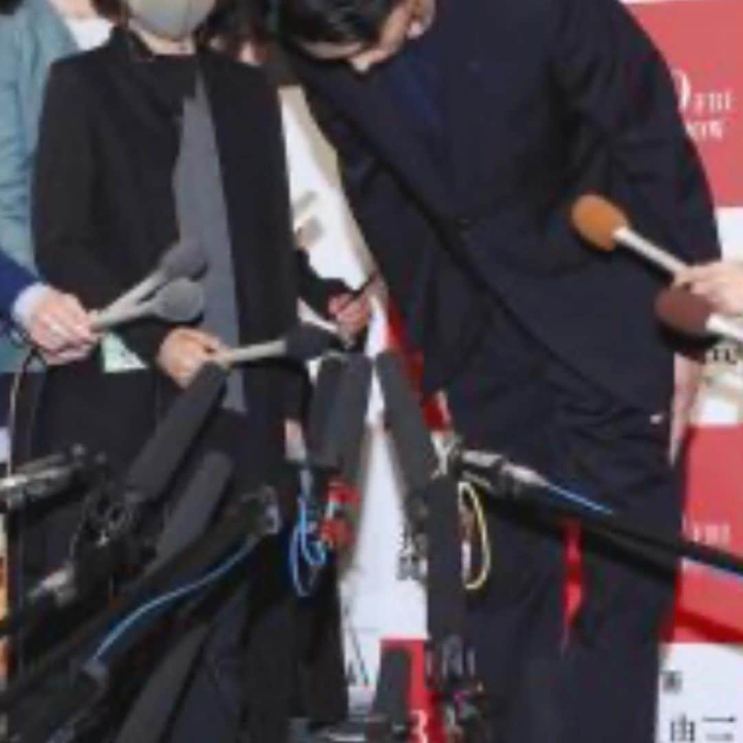村本大輔さんのインスタグラム写真 - (村本大輔Instagram)「マイクからコロナも感染するという話を聞いた。自分たちはマスクでガードし大量のマイクで彼を攻撃してるようにみえる。  In Japan, reporters attack celebrities with filthy microphones at apology conferences when celebrities affair」3月17日 16時50分 - muramotodaisuke1125