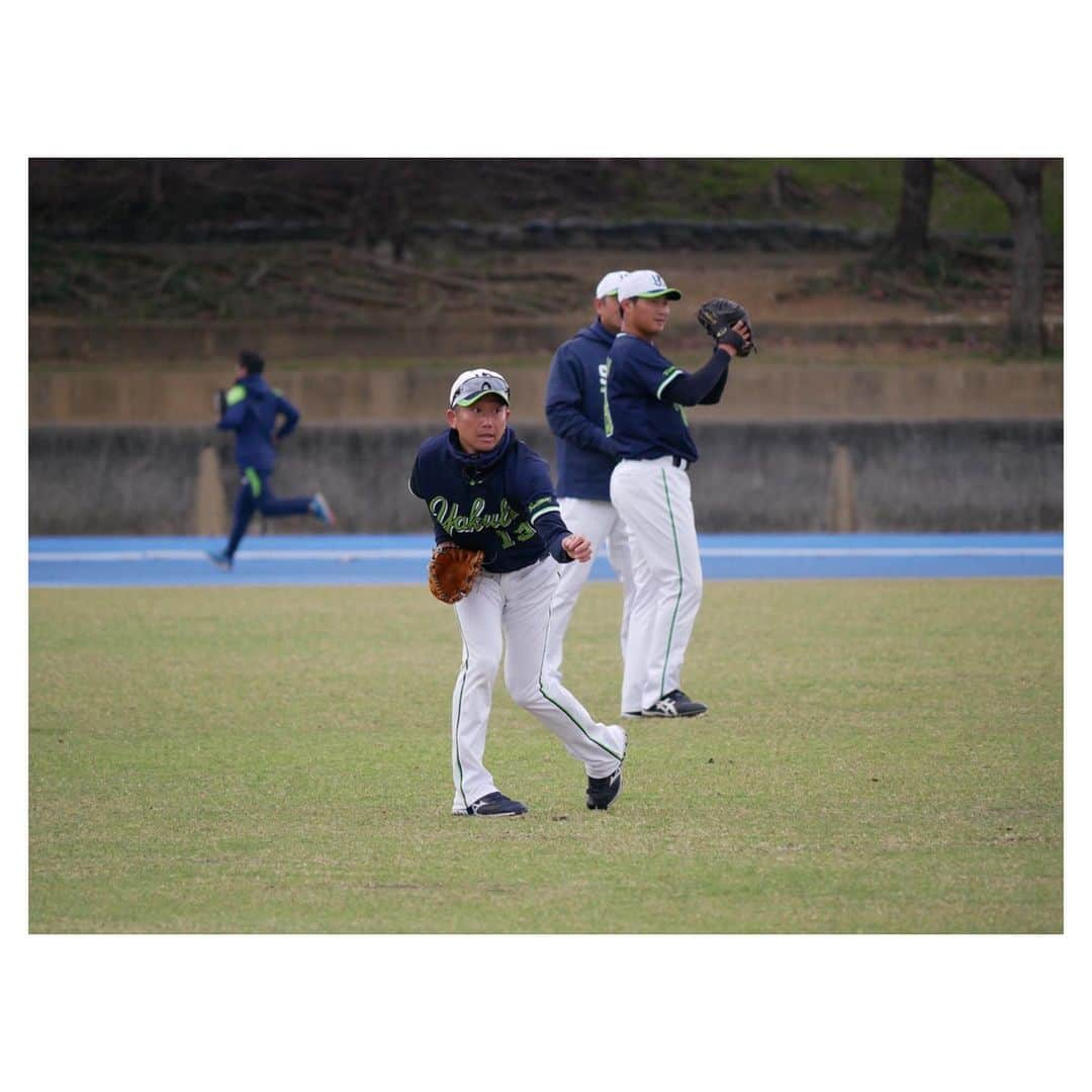 松嵜麗のインスタグラム：「おまたせしました！ ホムラジでも紹介したヤクルト浦添キャンプの渡部カメラ（ホムラジの相方、渡部優衣ちゃんが撮ってくれた）写真をせっかくなのでインスタにものせますねー！  オープン戦も終わり、開幕はいつになりるかまだわからないけど、でもいつになったとしても、いつになるかわからないシーズンに向け調整を続ける選手たち（選手たちが一番つらいし大変だと思う😭）を支え応燕するのがファンだと思うので、無観客が続いても形を変えて選手たちの力になりたい😣  浦添で頑張っていた選手たちをみて、 （もちろん、オープン戦やこれからはじまる練習試合も！）一緒に開幕を楽しみに待ちましょう(*^^*)♪ GO GO SWALLOWS!!! #東京ヤクルトスワローズ #swallows #浦添キャンプ #石川雅規  #小川泰弘  #吉田大喜  #嶋基宏  #雄平 #エスコバー #山田哲人 #濱田太貴  #河田雄祐  #西田明央  #全部好きだけど私は5枚目6枚目が好き #真剣に坂口選手とお話している雄平選手 #みんなで楽しそうな6枚目 #望遠レンズ重いのに手で持ってブレないようにするのほんとすごい #普通のレンズ付けた一眼でも十分重い #きっとカメラ筋ってあると思う #カメラマンさんはカメラ筋すごいと思う #うまく撮れるようになったら楽しいだろうな #今はもっぱら自動でいい感じにしてくれるモードでしか撮れない #あと夜景とかポートレートとかのモードであらかじめいい感じに撮れるようにしてあるありがたいモード #渡部カメラ #ホームランラジオ」