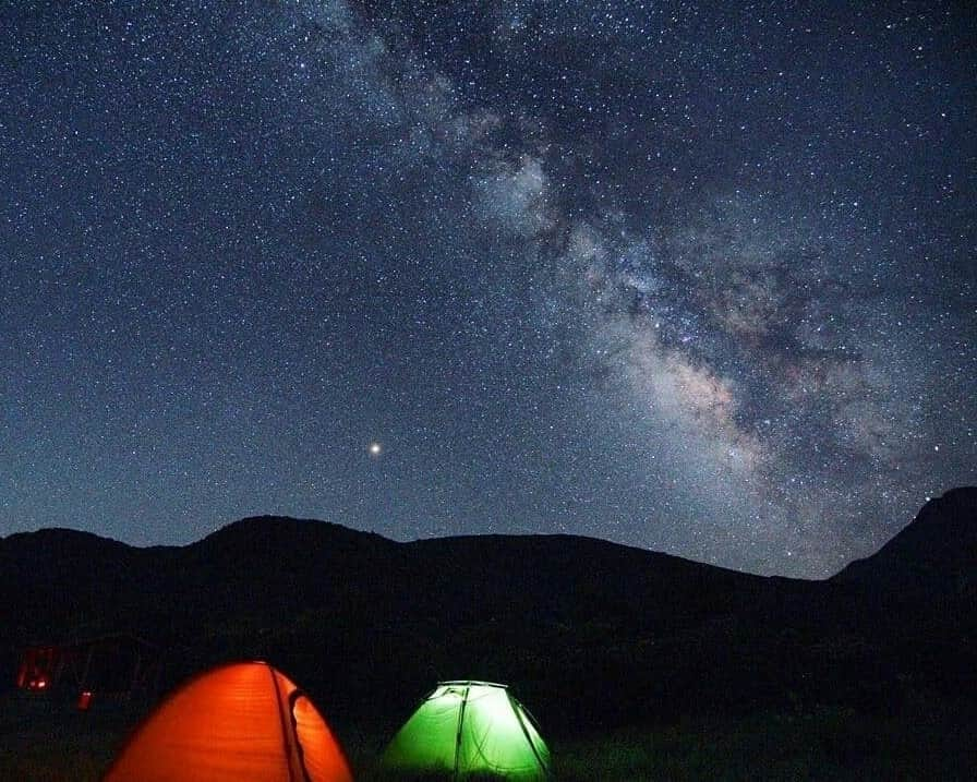 九州電力さんのインスタグラム写真 - (九州電力Instagram)「満点の星空を見上げて🌌 . ラムサール条約に登録されている #坊ガツル湿原 くじゅう登山の宿営地としても知られ、数多くの登山者のカラフルなテントが並び、湿原を彩ることもあるんですよ⛺ . 九電みらい財団では、坊ガツル湿原を守る様々な活動を行っています🌱 詳しくは @kyudenmiraizaidan ＨＰをご覧ください✨ . 写真提供：erikaさん . 📍坊ガツル . . #九州電力 #kyuden #九電 #九州の灯り #九州ぐらむ #広がり同盟 #九州旅行 #九州 #九州愛 #kyushu #おおいた #oita #oitatrip #大分観光 #大分 #坊ガツル #星景 #くじゅう #星空 #星空フォト #私の山フォト #くじゅう連山 #九重 #法華院温泉 #平治岳 #ラムサール条約 #湿原 #ミヤマキリシマ #九電みらい財団」3月17日 17時00分 - kyuden_official