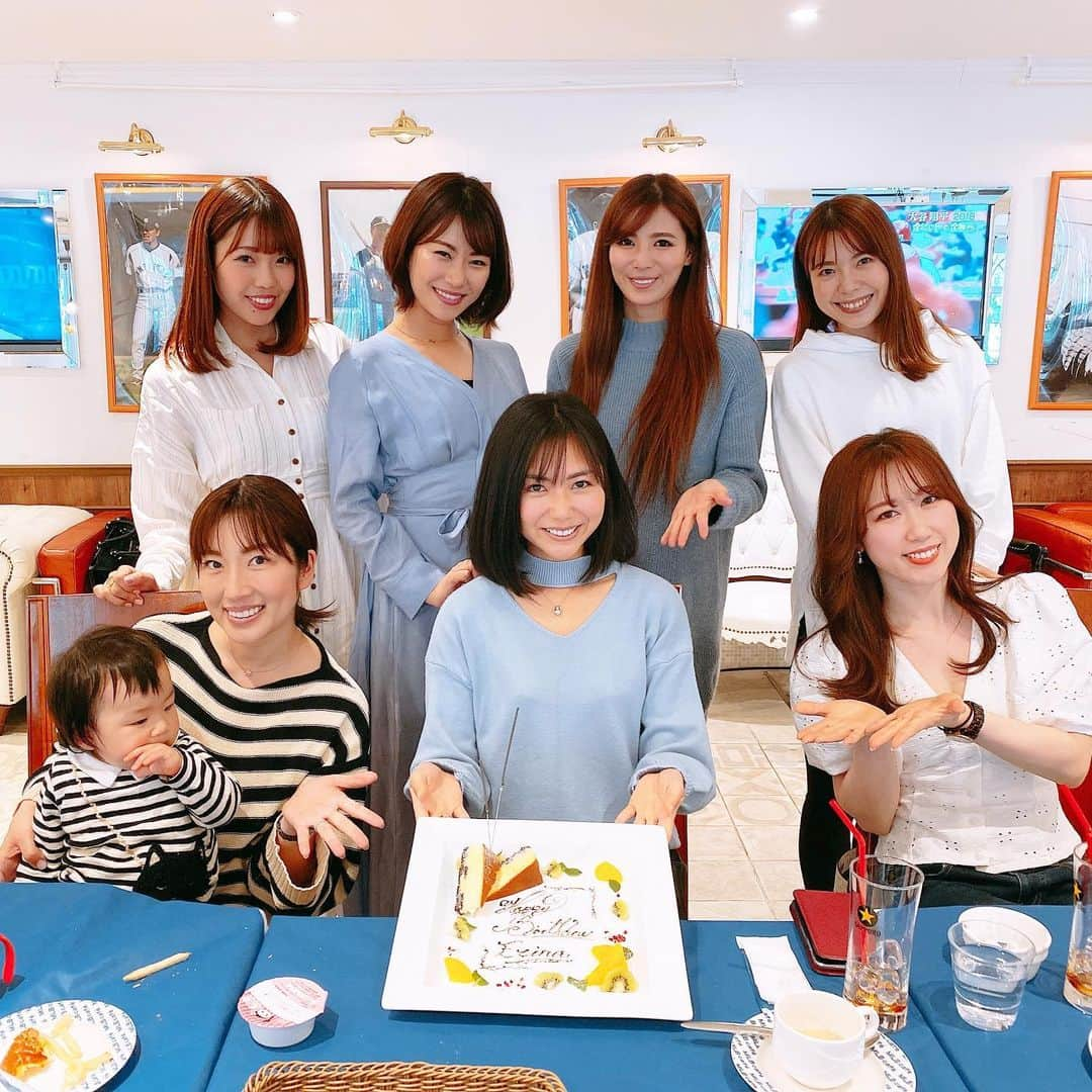 庄司ゆうこさんのインスタグラム写真 - (庄司ゆうこInstagram)「今日はえりな先生の誕生日お祝い🎂🥂🎉29歳おめでとう🎉㊗️ 20代最後、楽しんでね〜笑 久しぶりにこのメンバーでのランチでしたが、みんな面白すぎる🤣 え、、そんなことある？！っていう爆弾発言連発🤣 うちのインストラクターはみんな個性強いなぁ、、笑笑 って、私が個性強いから引き寄せちゃうのかな🤣 とにかくみんないつも頑張ってくれてありがとう😊✨ 朝1もキックボクシングで汗いっぱいかいて気持ちよかったぁ〜🥰 張り切り過ぎて1番乗り‼️笑 どんどんハードになっていくけど、それがまた楽しい🤗 引き続き頑張りまーすっ^_^ #誕生日お祝い#ランチ会#mlbカフェ#恵比寿ランチ#psyメンバー#爆弾発言#大爆笑#個性強すぎ#ヨガインストラクター#ポジティブスターヨガ#バンゲリングベイ#キックボクシング#キックボクシング女子#筋トレ#ダイエットメニュー#6枚目の写真#お気に入り🥰#写メラマン#上手#親子リンクコーデ #リンクコーデ」3月17日 17時01分 - yuko.shoji