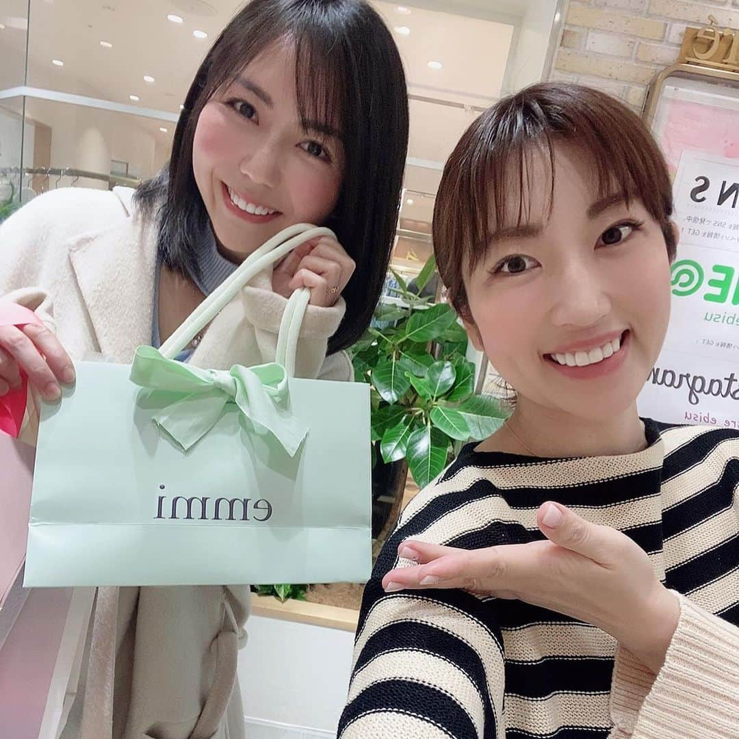 庄司ゆうこさんのインスタグラム写真 - (庄司ゆうこInstagram)「今日はえりな先生の誕生日お祝い🎂🥂🎉29歳おめでとう🎉㊗️ 20代最後、楽しんでね〜笑 久しぶりにこのメンバーでのランチでしたが、みんな面白すぎる🤣 え、、そんなことある？！っていう爆弾発言連発🤣 うちのインストラクターはみんな個性強いなぁ、、笑笑 って、私が個性強いから引き寄せちゃうのかな🤣 とにかくみんないつも頑張ってくれてありがとう😊✨ 朝1もキックボクシングで汗いっぱいかいて気持ちよかったぁ〜🥰 張り切り過ぎて1番乗り‼️笑 どんどんハードになっていくけど、それがまた楽しい🤗 引き続き頑張りまーすっ^_^ #誕生日お祝い#ランチ会#mlbカフェ#恵比寿ランチ#psyメンバー#爆弾発言#大爆笑#個性強すぎ#ヨガインストラクター#ポジティブスターヨガ#バンゲリングベイ#キックボクシング#キックボクシング女子#筋トレ#ダイエットメニュー#6枚目の写真#お気に入り🥰#写メラマン#上手#親子リンクコーデ #リンクコーデ」3月17日 17時01分 - yuko.shoji