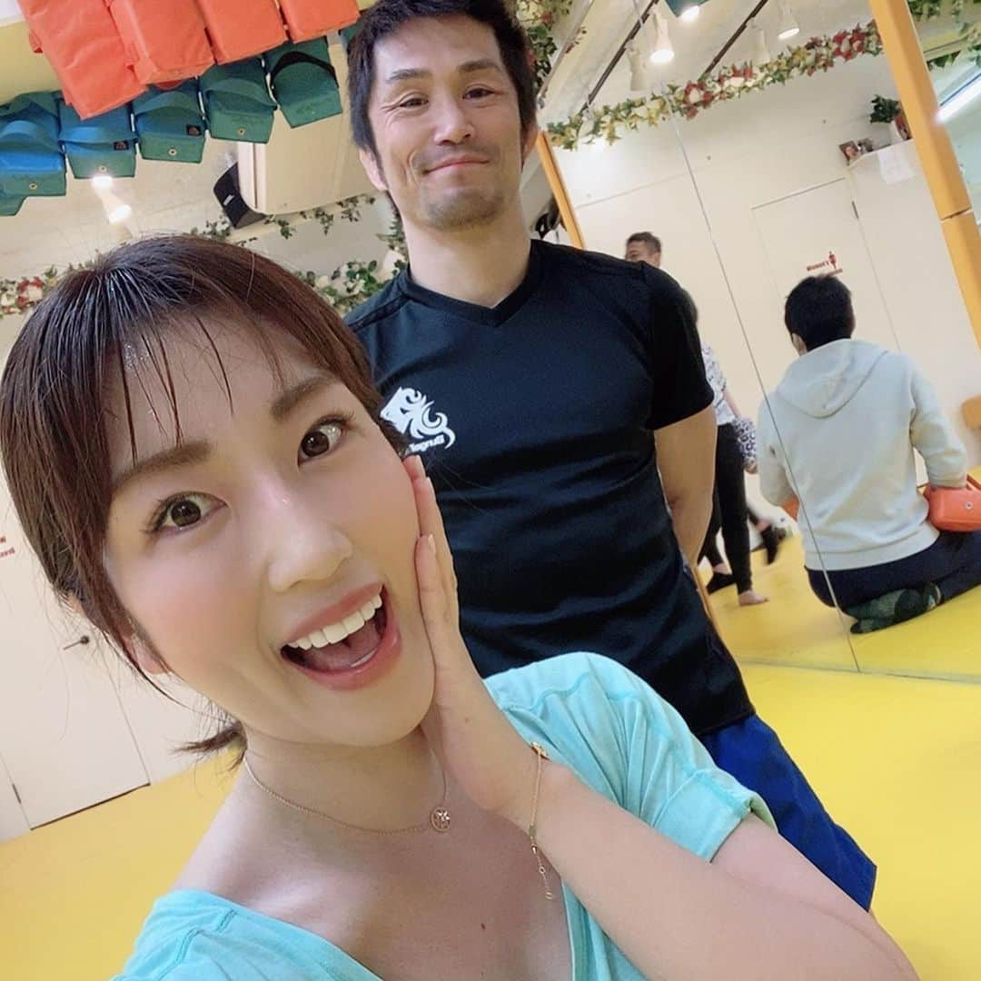 庄司ゆうこさんのインスタグラム写真 - (庄司ゆうこInstagram)「今日はえりな先生の誕生日お祝い🎂🥂🎉29歳おめでとう🎉㊗️ 20代最後、楽しんでね〜笑 久しぶりにこのメンバーでのランチでしたが、みんな面白すぎる🤣 え、、そんなことある？！っていう爆弾発言連発🤣 うちのインストラクターはみんな個性強いなぁ、、笑笑 って、私が個性強いから引き寄せちゃうのかな🤣 とにかくみんないつも頑張ってくれてありがとう😊✨ 朝1もキックボクシングで汗いっぱいかいて気持ちよかったぁ〜🥰 張り切り過ぎて1番乗り‼️笑 どんどんハードになっていくけど、それがまた楽しい🤗 引き続き頑張りまーすっ^_^ #誕生日お祝い#ランチ会#mlbカフェ#恵比寿ランチ#psyメンバー#爆弾発言#大爆笑#個性強すぎ#ヨガインストラクター#ポジティブスターヨガ#バンゲリングベイ#キックボクシング#キックボクシング女子#筋トレ#ダイエットメニュー#6枚目の写真#お気に入り🥰#写メラマン#上手#親子リンクコーデ #リンクコーデ」3月17日 17時01分 - yuko.shoji