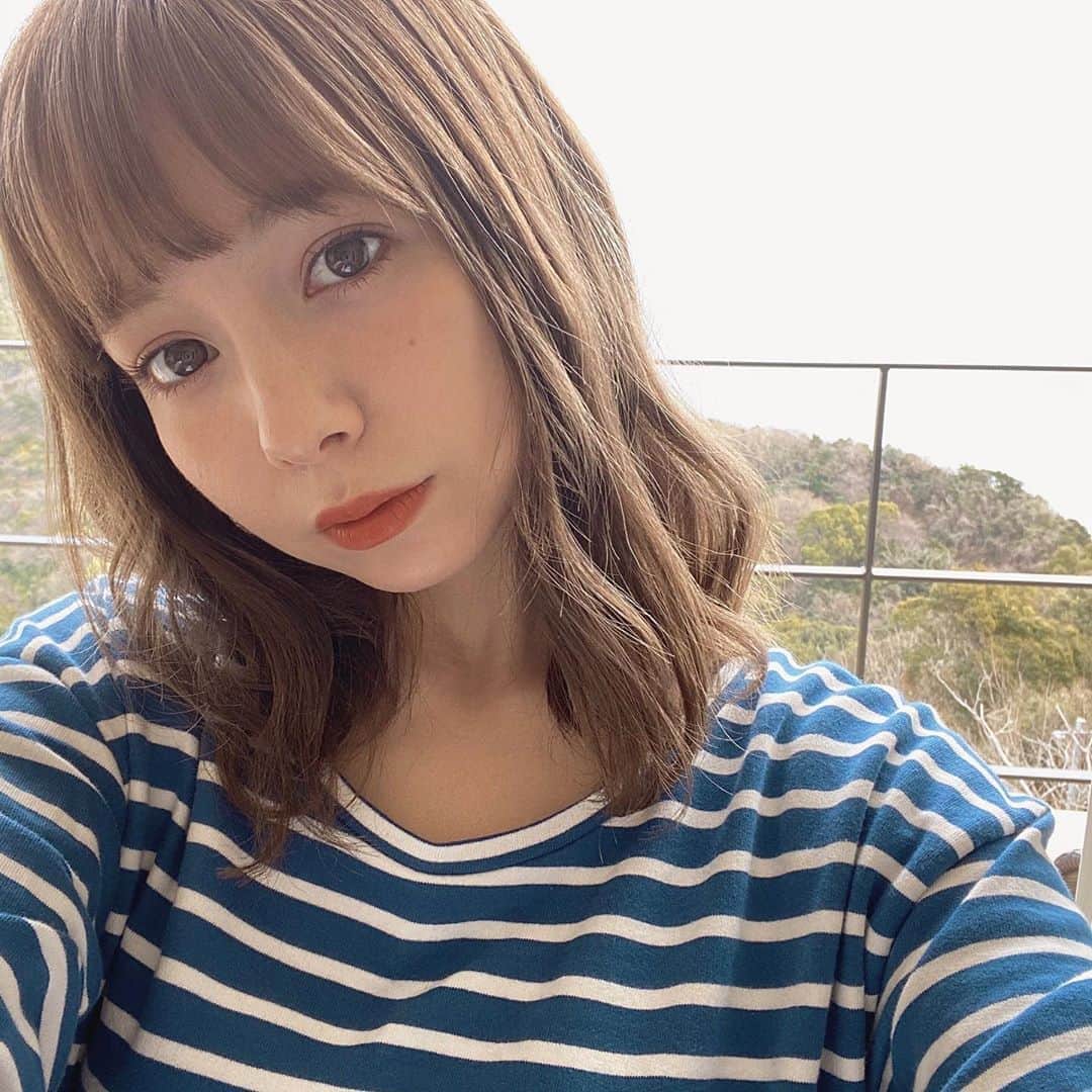 柴田あやなのインスタグラム：「最近あたたかくなってきたから、やっと春っぽいオレンジとかピンクメイクができるようになってうれしい〜🍊 このときのベースメイクはExcelさんから頂いたラスティングタッチベースを使ったのですが、、めちゃめちゃよかった！！なので紹介！！！ ２種類あって、潤いキープタイプとテカリ防止タイプで、その日のお肌の調子や乾燥しやすいところと皮脂が出やすいところで使い分けられるのがうれしい❤︎ 伸びがよくて、少しの量で済むのでコスパもいい！おすすめです〜❤︎ #エクセル #excelmake」