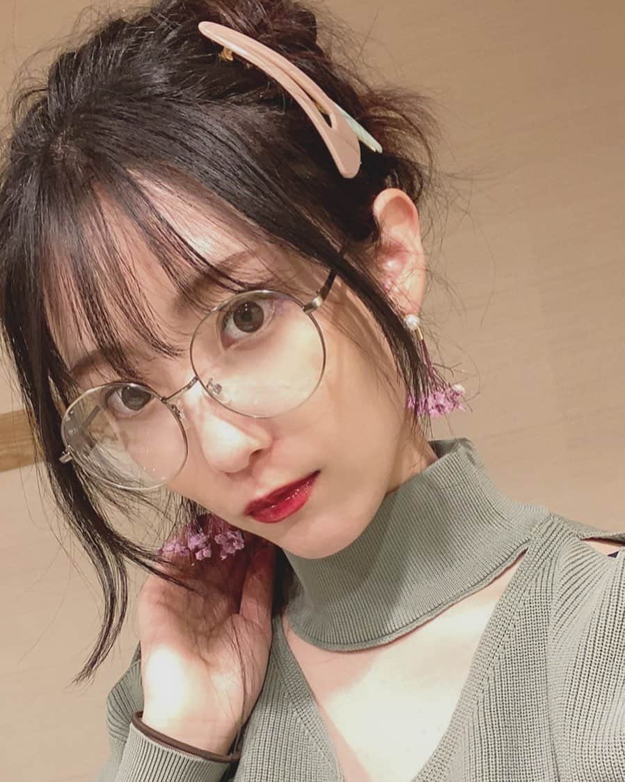 椿梨央のインスタグラム：「みんなお家で何してるのー？ . 筋トレ？ YouTube？ お勉強？ . 何か有意義に過ごせること ないかなー！ . インスタライブでもしようかしら🤔？ . . . #野球 #野球女子 #女子野球 #私服 #メイク #春 #インスタライブ」