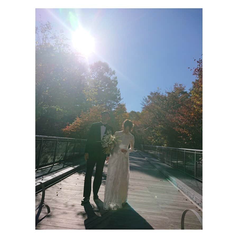 野尻美穂のインスタグラム：「幸せなお知らせを聞いてほのぼの〜🥰 ドレスを作ってくださった方からお写真をいただいたので😚🧡 1枚目は懐かしい私のやつですが、今回のお客様は小さくてとってもかわいい方で、旦那さんもお母さんも優しくて良い方で素敵なご家族でした🥰 お会いできた事、ドレスを作ってくださった事、私にとって一生の思い出です☺️（リングもお揃い😁 本当におめでとうございます🎉 こうやって幸せの瞬間をお手伝いできるって嬉しいなぁ😍 そしていつも精密に素敵に仕上げてくれる @averyrow.jp さん、ありがとうございます🥺🙏♥️ #weddingdress  #セミオーダー #おめでとうございます #miho__wedding」