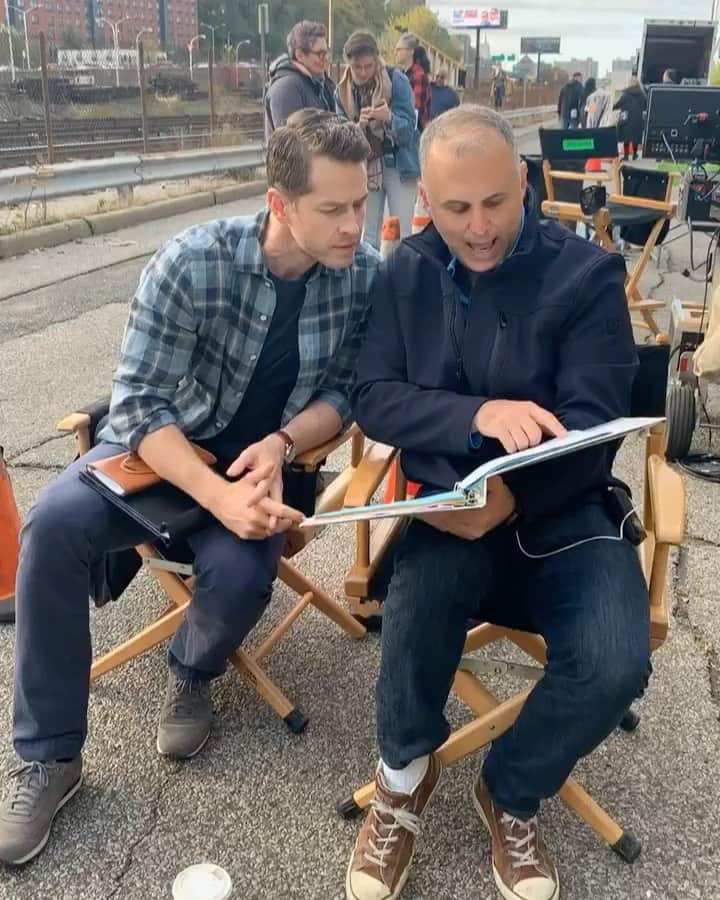 ジョシュア・ダラスのインスタグラム：「Here’s @mikesmithdirector the awesome director of tonight’s ep of @nbcmanifest telling me how much more he likes working with @therealmariskahargitay than with me. And I get it. #Manifest #SVU @nbc @nbcsvu」
