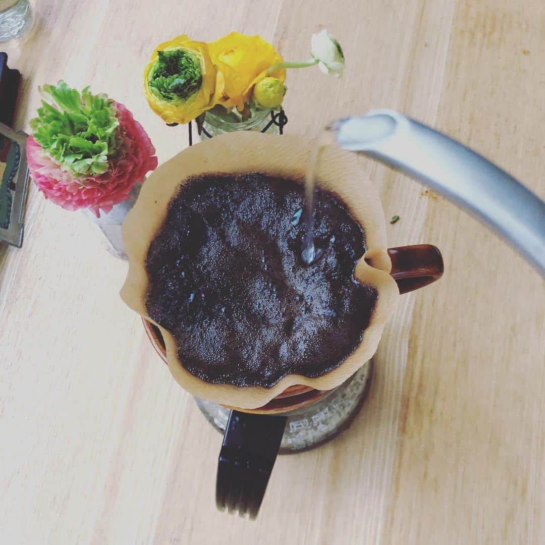 大宮エリーさんのインスタグラム写真 - (大宮エリーInstagram)「朝のコーヒー☕️ 香りがね 豆を挽いたあとの  ふくらむのがすき  #コーヒー #朝ごはん」3月17日 8時15分 - ellie_omiya