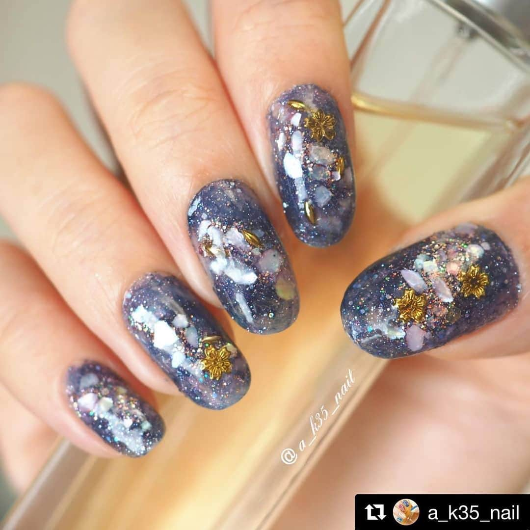 【PLANET NAIL（プラネット ネイル）】公式さんのインスタグラム写真 - (【PLANET NAIL（プラネット ネイル）】公式Instagram)「@a_k35_nail さん PLANET NAIL Basic Line PLB04 #アステリズムの悪戯 2020年春の新色 PLB27 #銀河の遊歩道 を使用した桜ネイルのご紹介ありがとうございます💅 ・ #Repost @a_k35_nail with @get_repost ・・・ ❀ 𓂂 *̣̩゜ 今週のネイル 桜ネイル 夜桜ver . 昨日東京で桜の開花宣言があったので、再びの桜ネイル🌸 ピンクシェルで桜吹雪な感じを出してみましたが……よくよく考えるとやっと開花が始まったのであって、満開はまだだ……早まってもう桜散らしちゃった😇ってなりました 笑 前回写真の技術が無さすぎてどう見ても黒にしか映らなかったコゼットジョリの#なつそらえんてん 、これならネイビーであることが伝わりますかね…🥺！キャンメイクのN25と混ぜちゃってますがそれでもなお美しいネイビーブルー✨✨ . そしてしれっと載せてますがプラネットネイルの新色買っちゃいました……だって可愛いんだもの😂 斜めにちょいちょいちょいっと置いたらピンクシェルの隙間からピンクラメが覗いていい感じになりました🥰 . . . ⋱⋰ ⋱⋰ ⋱⋰ ⋱⋰ ⋱⋰ ⋱⋰ ⋱⋰ ⋱⋰ ⋱⋰ ⋱⋰ ⋱ ✎ コゼットジョリ @causettejoli . ↬↬ NATSUSORA ENTEN . ✎ PLANET NAIL @planet.jp . ↬↬ 04 アステリズムの悪戯 ↬↬ 27 銀河の遊歩道 . ✎ キャンメイク カラフルネイルズ @canmaketokyo . ↬↬ N25 . ✎ All That Nail @allthatnail_jp . ↬↬ メタルパーツセット_8 ↬↬ メタルパーツセット_10 . ✎ パーツクラブ @partsclub_official . ↬↬ レジン&ネイルパーツ シェルパウダー ⋰ ⋱⋰ ⋱⋰ ⋱⋰ ⋱⋰ ⋱⋰ ⋱⋰ ⋱⋰ ⋱⋰ ⋱⋰ ⋱⋰ 他の色使ったネイルピコを１週間考え続けてたけどこれだ！って言うのが思い浮かばず…また思い付いたときに使います～😣 . . #セルフネイル #セルフネイラー #自爪派 #自爪ネイル #ポリッシュネイル #ポリッシュ派 #selfnails #セルフネイル部 #nailstagram #instanails #ネイルデザイン #私のTRILLpic #TRILLネイル #planet_jp #atn_20mar #allthatnail #さくらネイル #春ネイル #桜ネイル2020 #春ネイル2020 #桜ネイル#ラメネイル #cherryblossomnails #キラキラネイル #シェルネイル #夜桜ネイル」3月17日 8時18分 - planet.jp