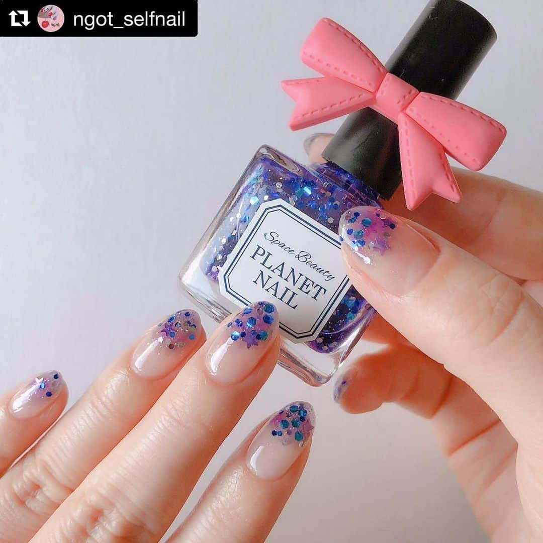 【PLANET NAIL（プラネット ネイル）】公式さんのインスタグラム写真 - (【PLANET NAIL（プラネット ネイル）】公式Instagram)「@ngot_selfnail さん PLANET NAIL Basic Line 2020年春の新色 PLB29 #捻じ曲げられた宇宙 を使用したネイルアレンジのご紹介ありがとうございます💅 #planetnail #プラネットネイル #planet_jp #キラキラネイル #リボン #セルフネイル #ポリッシュ #ポリッシュネイル ・ #Repost @ngot_selfnail with @get_repost ・・・ クリスタルな輝き💎ザクザク ラメグラデネイル💎﻿ ﻿ ﻿ ☆*****☆*****☆*****☆﻿ ﻿ ▶︎ベースコート﻿ #essie ファーストベース ベースコート﻿ ﻿ ▶︎ホロ&グリッターポリッシュ﻿ #プラネットネイル ﻿ PLB29 ☆捻じ曲げられた宇宙☆﻿ ﻿ ▶︎トップコート﻿ Nailist クイッククリスタルコート﻿ ﻿ ☆*****☆*****☆*****☆﻿ ﻿ ﻿ 大小のホログラムがザクザク入った﻿ パープル系のポリッシュを使って﻿ ﻿ クリアなラメグラデ💎にしてみました🎵﻿ このポリッシュ☆星形のホロも入ってました✨﻿ ﻿ あまりホロをぎっしりつめ込まないで﻿ ギラギラ感は少し抑えめに。﻿ ﻿ トップコートを3回くらいのせたので﻿ ジェルっぽいクリアな艶になって大満足〜🙌✨﻿ ﻿ ﻿ キラキラってテンション上がる〜✨✨﻿ ﻿ ﻿ ✂︎.........………………﻿ 今回 @planet.jp さんから﻿ お試しの機会をいただきました💕﻿ ありがとうございました🥺✨」3月17日 8時23分 - planet.jp