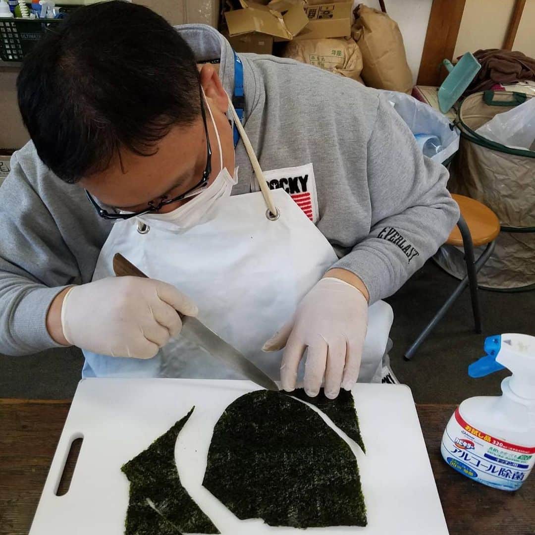 日本相撲協会さんのインスタグラム写真 - (日本相撲協会Instagram)「親方の手作り弁当🍴﻿ ﻿ 今場所は外出できないため、親方も持参してお昼ご飯を食べています。﻿ ﻿ 高崎親方は、同じ広報部の部長、芝田山親方のためにひよの山のキャラ弁を作ってプレゼント🎁﻿ 気合いの入った力作です‼️﻿ ﻿  @sumokyokai  #sumo  #相撲  #力士 #お相撲さん #大相撲  #大阪場所  #三月場所 #春場所 #エディオンアリーナ大阪 #大阪府立体育館 #なんば  #３月 #お弁当 #弁当 #ランチ #手作り弁当#お相撲さんのお弁当 #ご飯多い #おいしそう #愛情たっぷり #キャラ弁 #キャラ弁初心者 #キャラ弁当 #ひよの山 #芝田山親方 #弁当男子」3月17日 8時30分 - sumokyokai