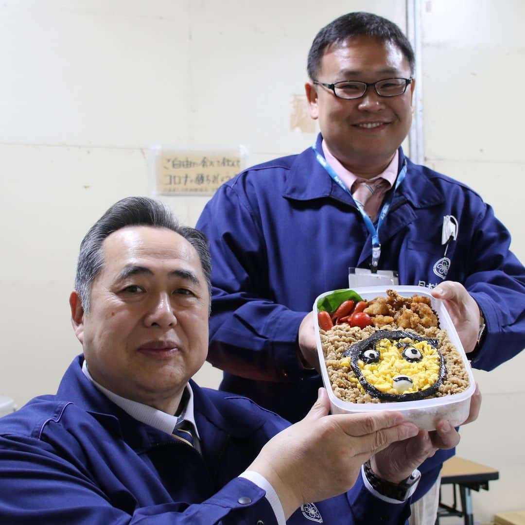 日本相撲協会さんのインスタグラム写真 - (日本相撲協会Instagram)「親方の手作り弁当🍴﻿ ﻿ 今場所は外出できないため、親方も持参してお昼ご飯を食べています。﻿ ﻿ 高崎親方は、同じ広報部の部長、芝田山親方のためにひよの山のキャラ弁を作ってプレゼント🎁﻿ 気合いの入った力作です‼️﻿ ﻿  @sumokyokai  #sumo  #相撲  #力士 #お相撲さん #大相撲  #大阪場所  #三月場所 #春場所 #エディオンアリーナ大阪 #大阪府立体育館 #なんば  #３月 #お弁当 #弁当 #ランチ #手作り弁当#お相撲さんのお弁当 #ご飯多い #おいしそう #愛情たっぷり #キャラ弁 #キャラ弁初心者 #キャラ弁当 #ひよの山 #芝田山親方 #弁当男子」3月17日 8時30分 - sumokyokai