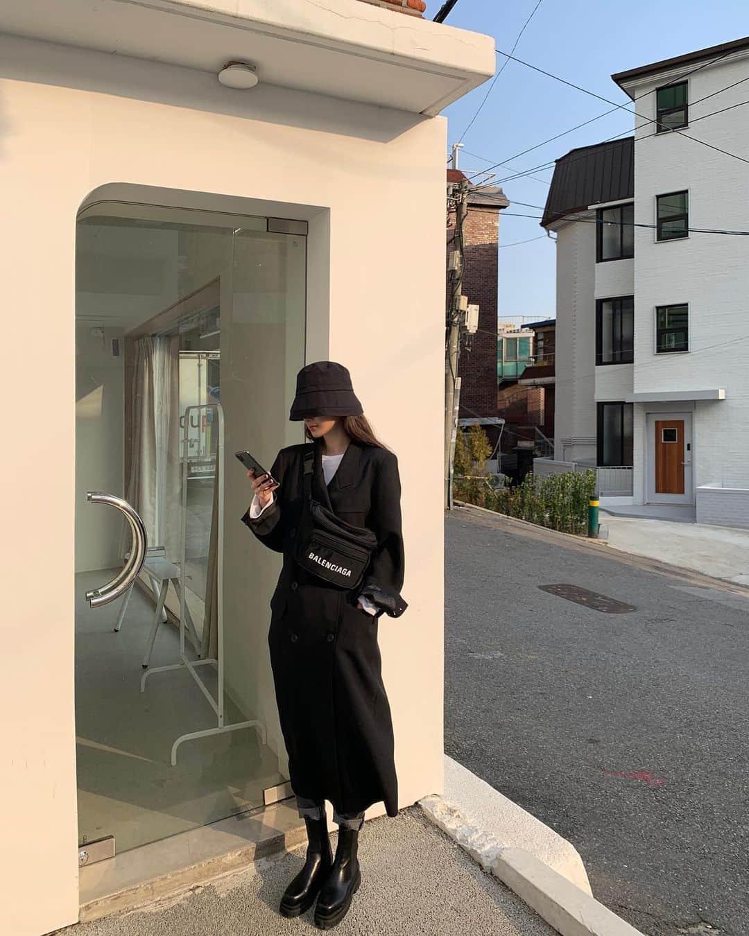 Chuuのインスタグラム：「숄더 패드때문에 예쁜 직각어깨 만들어쥬는 더블코트! 지금 츄 직원들의 pick 1위 코트🤔✨」