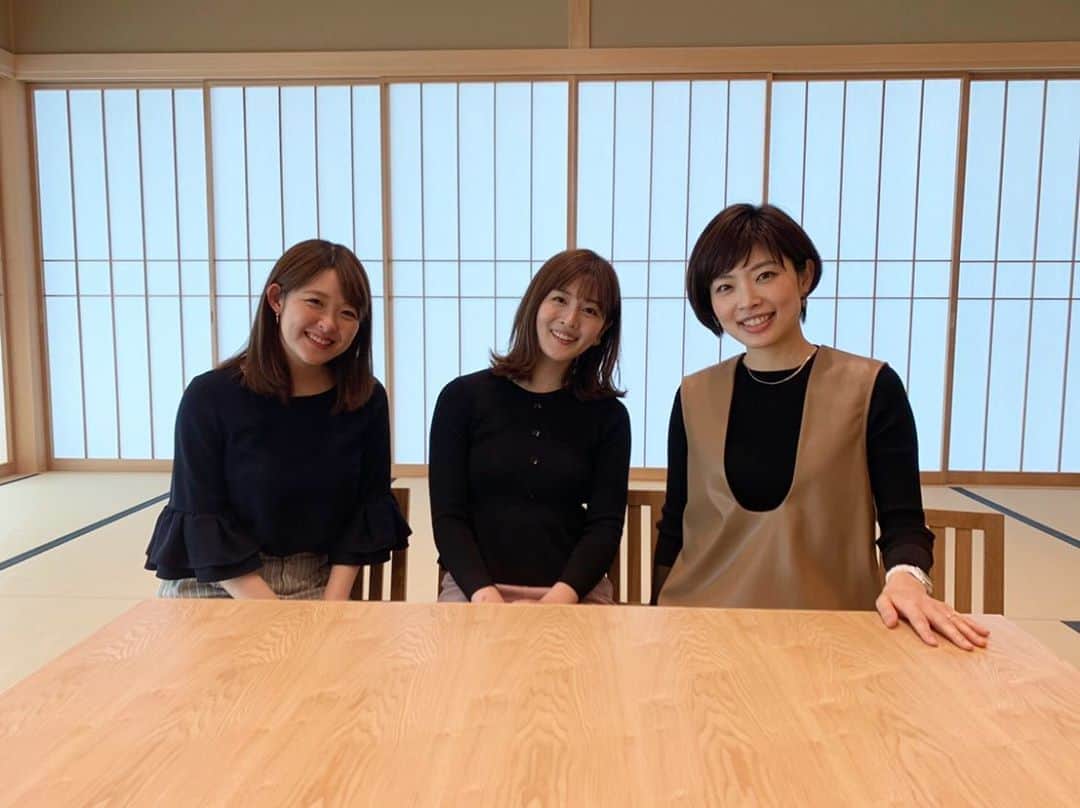 中村秀香のインスタグラム：「先日、#林マオ アナと #諸國沙代子 アナと一緒にテーマトークをしました☀️ .  最後に、せっかくだから写真撮ろうよー！ということになったのですが… .  こうなって（１枚目） ↓ こうなって（２枚目） ↓ こうなりました（３枚目）笑 .  一番の失敗は、私の距離感です😂泣 .  こちらのテーマトーク、 公開されたらまたお知らせします😊！」