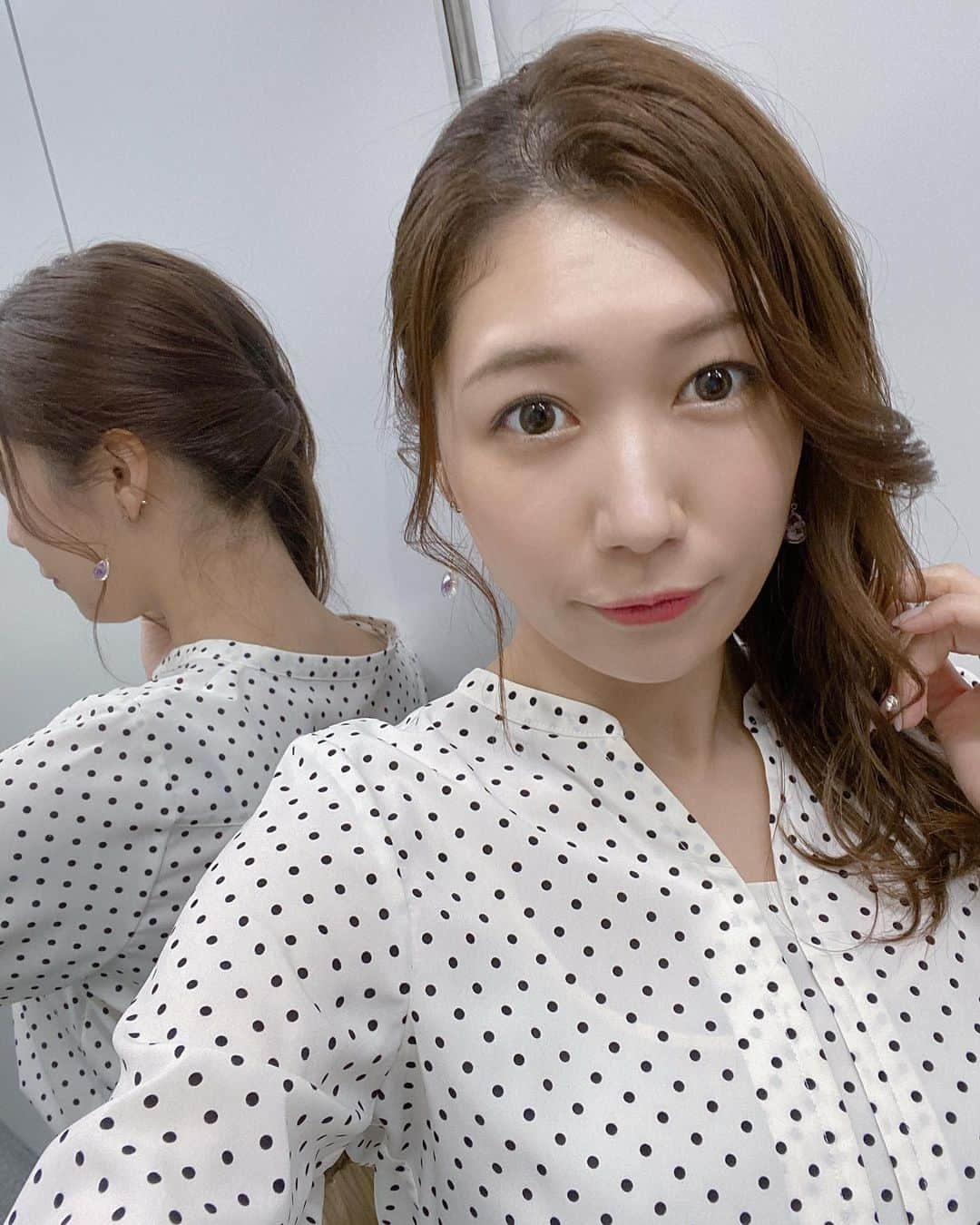 穂川果音さんのインスタグラム写真 - (穂川果音Instagram)「<hair style> サイド寄せヘア♪  #ヘアスタイル　#ヘアアレンジ　#hairstyle #hairarrange #サイド寄せ　#大人メイク #大人ヘア #イヤリング　#アベプラ　#abematv #穂川果音 #気象予報士 #サイド寄せアレンジ」3月17日 9時12分 - hokawakanonn