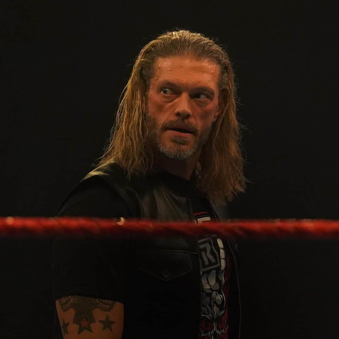 WWEさんのインスタグラム写真 - (WWEInstagram)「@edgeratedr has thrown down the challenge to @randyorton for #WrestleMania. LAST...MAN...STANDING. #Raw」3月17日 9時21分 - wwe