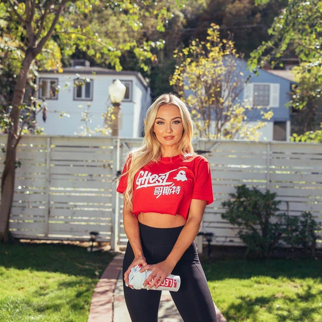 BROOKE EVERSさんのインスタグラム写真 - (BROOKE EVERSInstagram)「Lucky I’m stocked up on @ghostlifestyle Supplements during this crazy time! Protein Smoothies and Netflix erryday....」3月17日 9時16分 - brookeevers