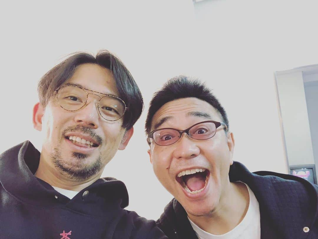 岡田義徳さんのインスタグラム写真 - (岡田義徳Instagram)「泣くロミオと怒るジュリエット  本当ならば15日で大千秋楽を迎えるはずでしたが中止となり15日を迎えむした。 今まで前例の無い事で悔しいし、腹立つし、仕方ないし、で心ん中ぐちゃぐちゃになりました。 決定に間違いわないし、誰も悪くないです。  劇場で皆で最後に集まった日に、 毎日、毎日、お客様の前で公演ができるのは普通でなく、奇跡なんだって話になり、毎日、皆、全身全霊を持って公演を行い少しでも作品を届ける事ができたこと嬉しく思います。 素晴らしい作品、スタッフ、共演者に出会え成長になりました。  また出会えますように。  希望がありますように。  毎日、子供も過ごす時間を頂けた事に感謝を。  鄭さん、20代の頃にカラフト伯父さんという舞台で3.11の話を題材にし、今回、3.11の日に大阪公演中止を聞いた事、鄭さんを抱きしめた事、一生忘れません。  また皆で作品をやれる日を。  感謝  #泣くロミオと怒るジュリエット#桐山照史 #柄本時生 #八嶋智人 #高橋努#橋本淳#元木聖也#岡田義徳#福田転球#みのすけ#朴勝哲#段田安則 #シアターコクーン#文化村#コロナウイルス #中止　だけど　#希望 #ありがとう皆。  #泣くロミオと怒るジュリエット#桐山照史 #柄本時生 #八嶋智人 #高橋努#橋本淳#元木聖也#岡田義徳#福田転球#みのすけ#朴勝哲#段田安則 #シアターコクーン#文化村#コロナウイルス #中止」3月17日 9時19分 - yoshinori_okada_44