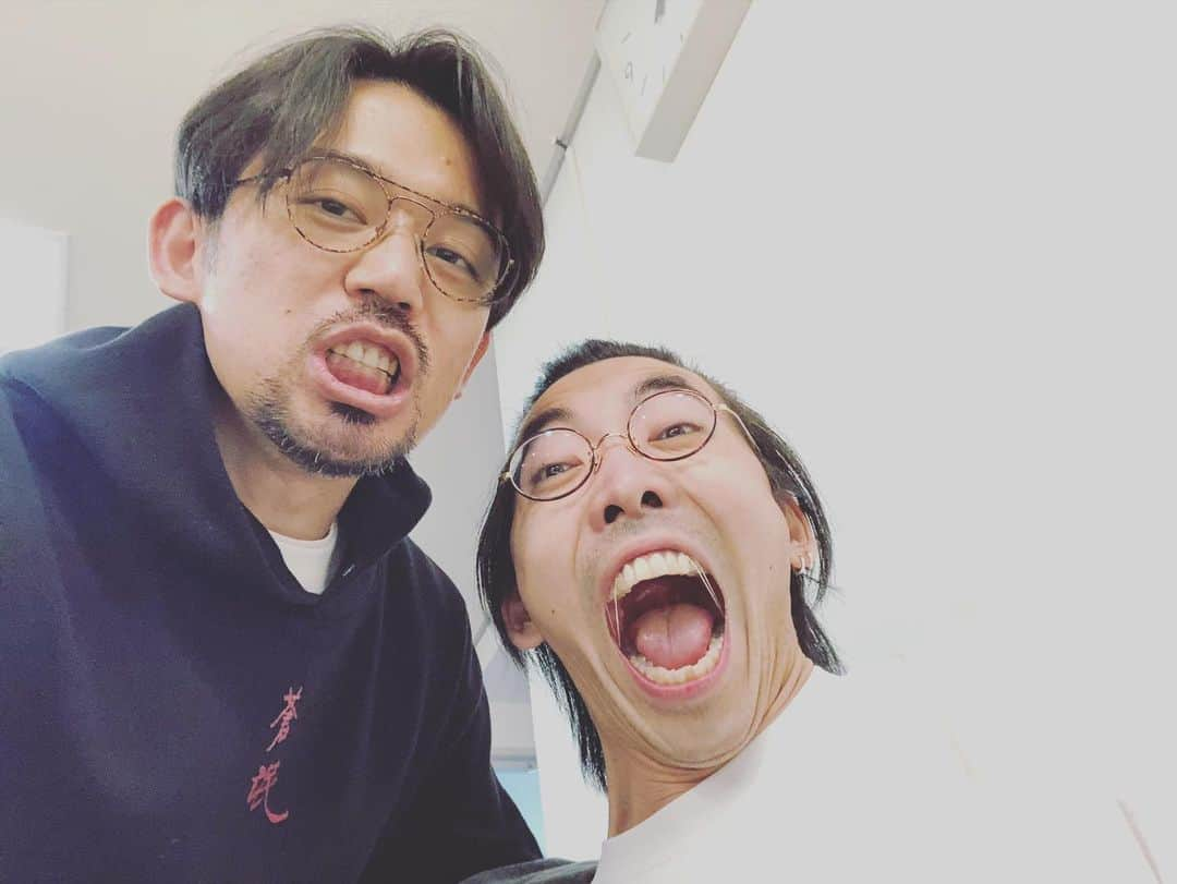 岡田義徳さんのインスタグラム写真 - (岡田義徳Instagram)「泣くロミオと怒るジュリエット  本当ならば15日で大千秋楽を迎えるはずでしたが中止となり15日を迎えむした。 今まで前例の無い事で悔しいし、腹立つし、仕方ないし、で心ん中ぐちゃぐちゃになりました。 決定に間違いわないし、誰も悪くないです。  劇場で皆で最後に集まった日に、 毎日、毎日、お客様の前で公演ができるのは普通でなく、奇跡なんだって話になり、毎日、皆、全身全霊を持って公演を行い少しでも作品を届ける事ができたこと嬉しく思います。 素晴らしい作品、スタッフ、共演者に出会え成長になりました。  また出会えますように。  希望がありますように。  毎日、子供も過ごす時間を頂けた事に感謝を。  鄭さん、20代の頃にカラフト伯父さんという舞台で3.11の話を題材にし、今回、3.11の日に大阪公演中止を聞いた事、鄭さんを抱きしめた事、一生忘れません。  また皆で作品をやれる日を。  感謝  #泣くロミオと怒るジュリエット#桐山照史 #柄本時生 #八嶋智人 #高橋努#橋本淳#元木聖也#岡田義徳#福田転球#みのすけ#朴勝哲#段田安則 #シアターコクーン#文化村#コロナウイルス #中止　だけど　#希望 #ありがとう皆。  #泣くロミオと怒るジュリエット#桐山照史 #柄本時生 #八嶋智人 #高橋努#橋本淳#元木聖也#岡田義徳#福田転球#みのすけ#朴勝哲#段田安則 #シアターコクーン#文化村#コロナウイルス #中止」3月17日 9時19分 - yoshinori_okada_44