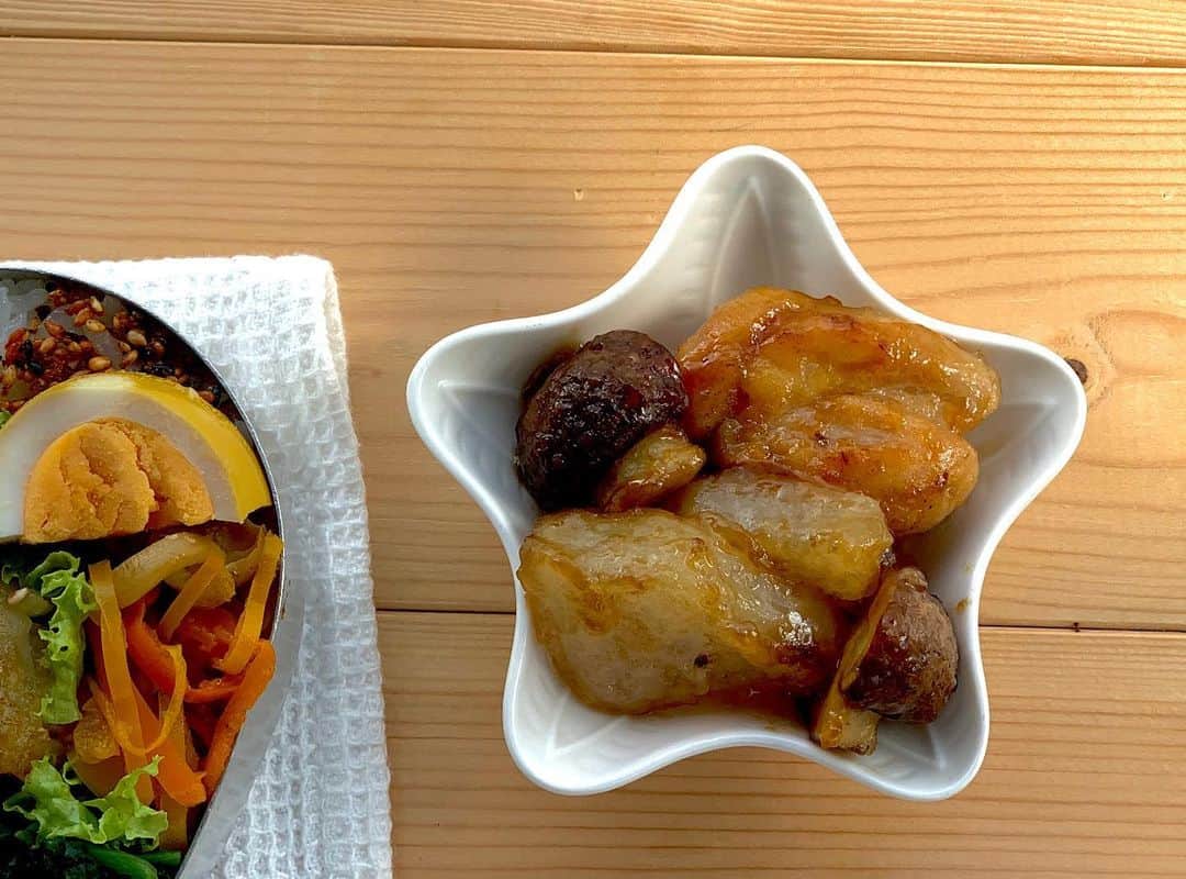 maki ogawaさんのインスタグラム写真 - (maki ogawaInstagram)「今日のお弁当です。﻿ ﻿ #マッシュルーム﻿ と、大根と鶏肉のこっくり炒め。﻿ ﻿ 昨日の晩ご飯の大根の煮物を﻿ あらかじめ取り分けておきました。﻿ ﻿ 大根にすでに味が付いている状態です。﻿ ﻿ 大根の水気をキッチンペーパーで﻿ 拭き取り、﻿ 片栗粉をまぶして、﻿ ﻿ #3Sソース﻿ と﻿ 下ろし生姜少々と﻿ 炒め煮するだけです。﻿ ﻿ 照り照りの、﻿ しっかり味の染み込んだおかずに﻿ ご飯も進みます。﻿ ﻿ 又、大根﻿ マッシュルーム、﻿ 鶏肉と食感もそれぞれ違うのも﻿ ポイントです。﻿ ﻿ おかず﻿ ●マッシュルームと大根と鶏肉のこっくり炒め﻿ ●ほうれん草のお浸し﻿ ●パプリカ炒め﻿ ●茹で玉子カレー醤油漬け﻿ ﻿ です。﻿ ﻿ #mushroom ﻿ #mushroomtokyo﻿ #mushroompower﻿ #マッシュルームトーキョー﻿ #マッシュルームパワー﻿ #きのこ﻿ ﻿ #pasco #宣伝部長 #敷島製パン #敷島製パン100周年#foodstagram #lunch﻿ #bento #decoben #bentoexpo #japanesecuisine  #japanesebento #お弁当記録 #料理好きな人と繋がりたい #おべんとう記録 #おべんとう作り楽しもう部 #お弁当 #bentomaker #bentolover #おべんたぐらむ #さくふわさくらん #息子弁当 #高校生弁当 ﻿ http://www.facebook.com/cuteobento」3月17日 9時23分 - cuteobento