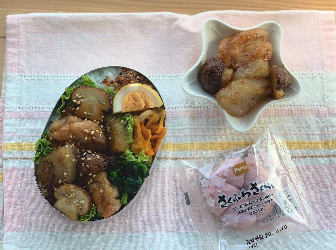 maki ogawaさんのインスタグラム写真 - (maki ogawaInstagram)「今日のお弁当です。﻿ ﻿ #マッシュルーム﻿ と、大根と鶏肉のこっくり炒め。﻿ ﻿ 昨日の晩ご飯の大根の煮物を﻿ あらかじめ取り分けておきました。﻿ ﻿ 大根にすでに味が付いている状態です。﻿ ﻿ 大根の水気をキッチンペーパーで﻿ 拭き取り、﻿ 片栗粉をまぶして、﻿ ﻿ #3Sソース﻿ と﻿ 下ろし生姜少々と﻿ 炒め煮するだけです。﻿ ﻿ 照り照りの、﻿ しっかり味の染み込んだおかずに﻿ ご飯も進みます。﻿ ﻿ 又、大根﻿ マッシュルーム、﻿ 鶏肉と食感もそれぞれ違うのも﻿ ポイントです。﻿ ﻿ おかず﻿ ●マッシュルームと大根と鶏肉のこっくり炒め﻿ ●ほうれん草のお浸し﻿ ●パプリカ炒め﻿ ●茹で玉子カレー醤油漬け﻿ ﻿ です。﻿ ﻿ #mushroom ﻿ #mushroomtokyo﻿ #mushroompower﻿ #マッシュルームトーキョー﻿ #マッシュルームパワー﻿ #きのこ﻿ ﻿ #pasco #宣伝部長 #敷島製パン #敷島製パン100周年#foodstagram #lunch﻿ #bento #decoben #bentoexpo #japanesecuisine  #japanesebento #お弁当記録 #料理好きな人と繋がりたい #おべんとう記録 #おべんとう作り楽しもう部 #お弁当 #bentomaker #bentolover #おべんたぐらむ #さくふわさくらん #息子弁当 #高校生弁当 ﻿ http://www.facebook.com/cuteobento」3月17日 9時23分 - cuteobento