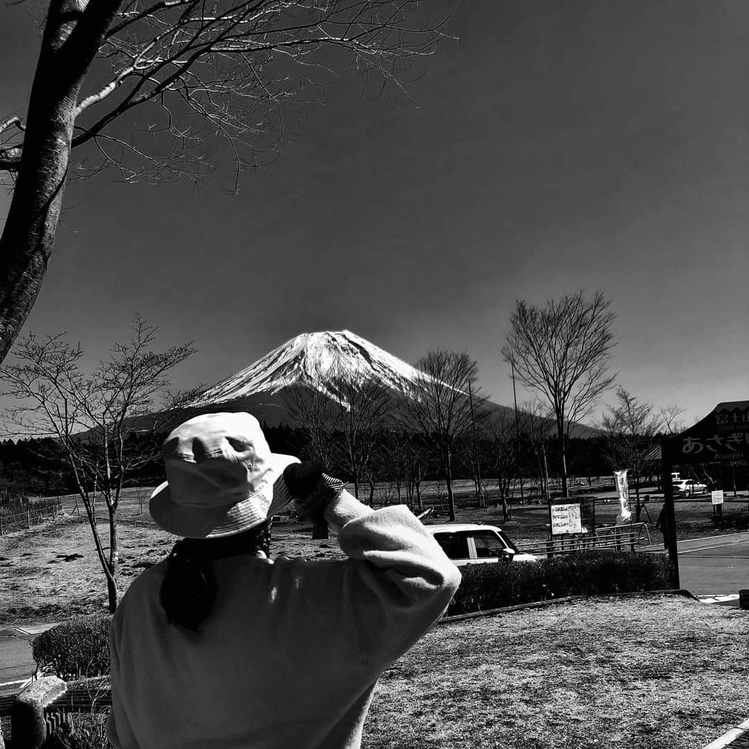 岡村咲さんのインスタグラム写真 - (岡村咲Instagram)「モノクロで統一して写真をあげてみようと思います🤍🖤モノクロに映えるのはやっぱり富士山でした🗻ステキ。　#モノクロ　#富士山」3月17日 9時26分 - sakiokamura_official