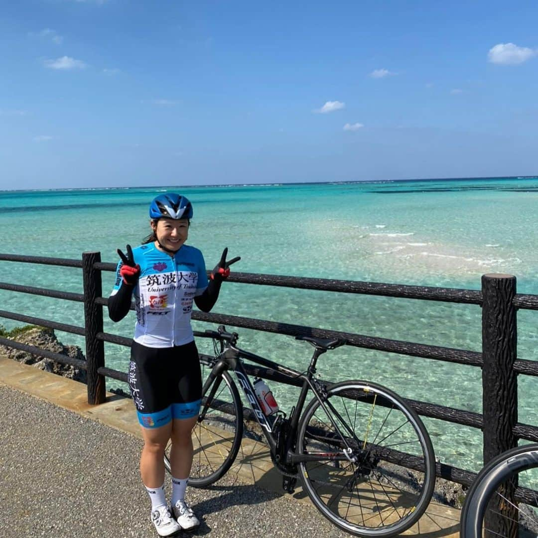 梶原悠未さんのインスタグラム写真 - (梶原悠未Instagram)「🏖 1泊2日でサポートしていただいているソルテラグループの石田社長さま、素敵なトライアスロン部の皆さまと弾丸宮古島合宿に行ってきました🏝✈️ . 宮古島東急ホテル&リゾーツさまに歓迎していただき、温暖な気候と充実した環境下で最高のトレーニングを実施することができました🚴‍♀️🏊‍♀️ . お部屋の窓いっぱいに広がる宮古島の青い海と水平線はシーズン中の緊張感から解放され、リラックスできる極上の癒し空間でした😌 甘くて美味しいフルーツの盛り合わせは、フルーツ好きの私にはたまらないご褒美です😋🥝🍇🍍🍊 . ホテルを出るとさとうきび畑と海を横目に走れる緩やかなアップダウンのロードコースが広がっていました。 車や信号が少なく、とっても走りやすかったです🚴‍♀️✨ . ロード練習の前後はホテルの目の前の透き通った透明な海でお魚たちと一緒に泳ぎました🐠🏊‍♀️ 海は心身のリカバリーと筋肉のアイシングになります😉 . 練習の後は宮古島の地元の食材をホテル内の鉄板焼きやえびしさまでご馳走になりました🤤🧡 とっても美味しかったです🥰 . ぜひ皆様も日頃の疲れを癒しに宮古島東急ホテル&リゾーツへ行ってみてはいかがでしょうか？😊 . 羽田空港から3時間でアクセスできますよ~🤗 . #沖縄 #宮古島 #東急ホテルアンドリゾーツ」3月17日 9時46分 - yumi_kajihara