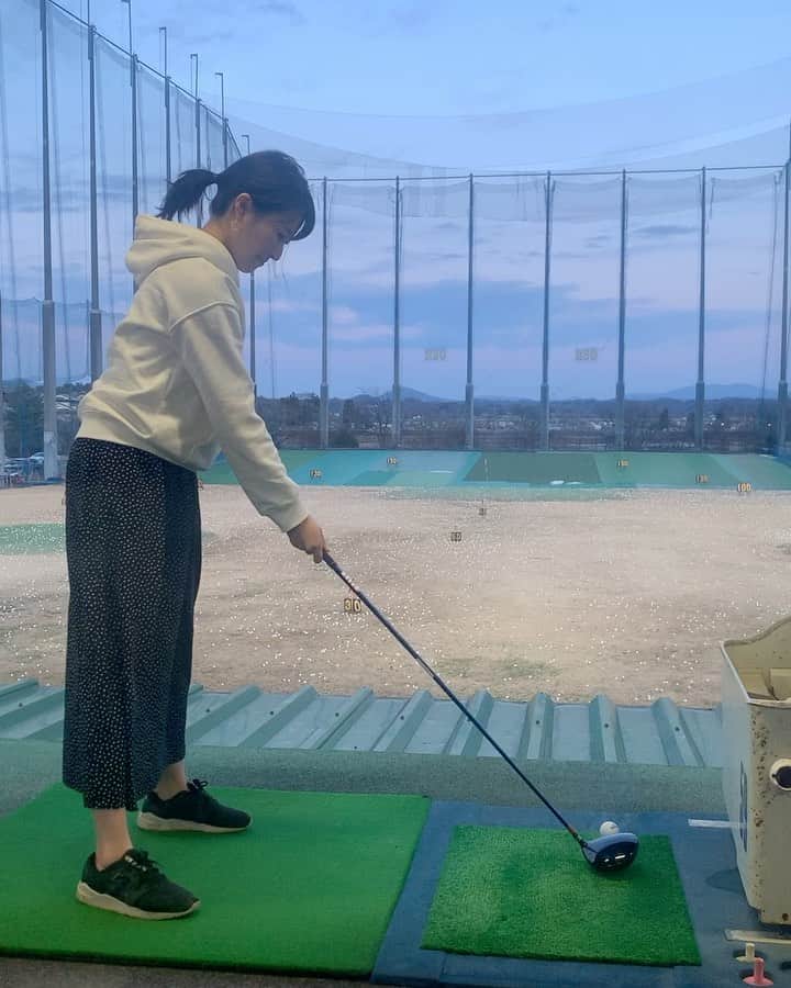 のインスタグラム：「ゴルフしてきました🏌️‍♂️⛳️ 1時間くらい教えてもらいながら練習して、とりあえずボールに当たるようになりました😆  1枚目が最終的な姿、2枚目は最初、3枚目は開始20分くらい…？初めてまともにボールに当たった瞬間です✨ 4枚目はお友達です。まだゴルフ3度目らしい…！気持ちいいくらい飛ばしてました👏🏻 . #ゴルフ #打ちっぱなし #動画を撮って練習するといいらしい #膝曲げがち #ボールとの距離感わからん」