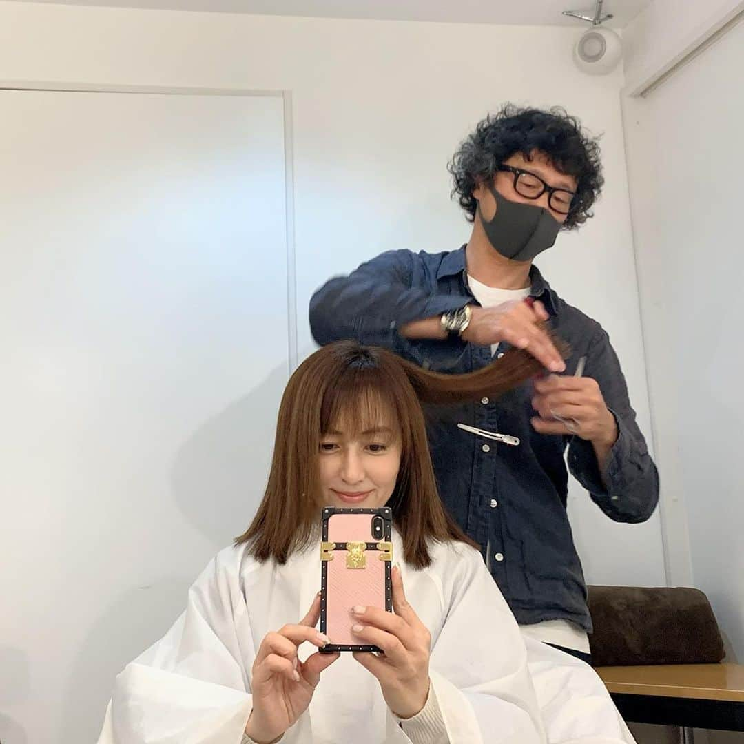 矢田亜希子さんのインスタグラム写真 - (矢田亜希子Instagram)「先日の美容院。最近は2週間おきにヘアカット。 #美容院#ヘアカット#fiorista #表参道#松本さん#すぐ伸びる#多毛#ストレートヘア#何気にカットはとても難しい髪質#松本さんにお任せ#美容院ではみなさんしっかりマスク着用」3月17日 9時59分 - akiko_yada