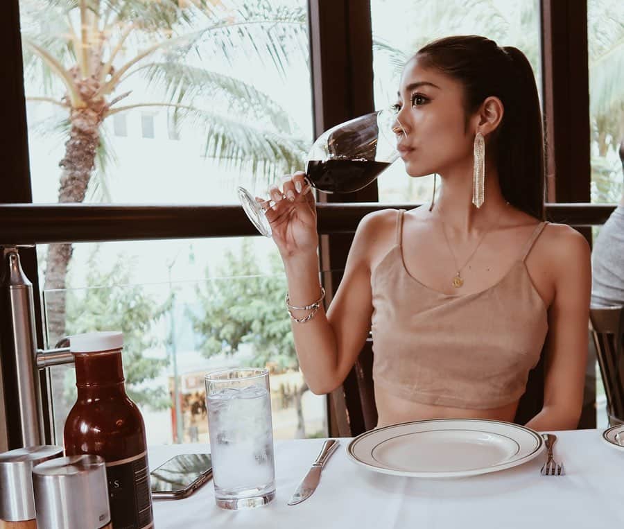 佐藤あずみのインスタグラム：「写真撮ってすごくすごく嬉しいことに気づいたの！ . お肌がツヤッツヤのつるるるんに！ . ハワイ来る前にハーブピーリング🌿をしてもらったおかげだー💓10日後に効果が現れるんだけど、本当にツヤツヤでやってもらってよかったー😌 . @palacesalon さんのおかげなのです💓 . . . そして大好物に囲まれて幸せ。 幸せはいつも自分の心が決めるって言うよね！その通り！ . #hawaii #travel #honeymoon  #day1dinner #dinner #wolfgang #japanesegirl #ハワイ #1日目 #旅行 #新婚旅行 #ハネムーン #ディナー #ウルフギャング #herbpeeling #ピーリング効果 #ハーブピーリング」