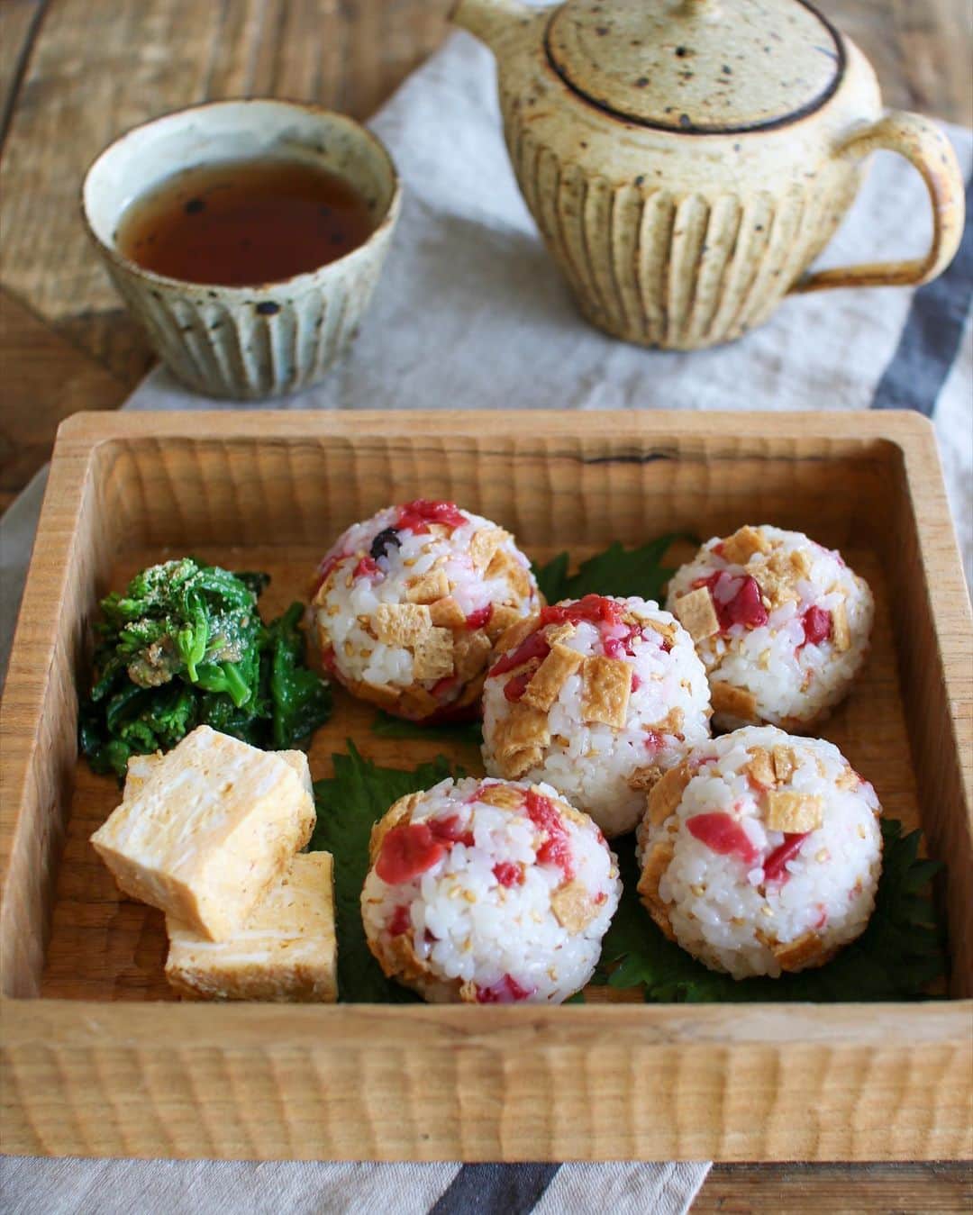 のインスタグラム：「#在宅楽飯 のpicが増えてきて嬉しい😆 参考にさせてもらおうと思うメニューばかりでありがたや〜✨ ・ 私からの在宅楽飯メニュー第2弾は、【#詰めないいなり 】。 文字通り、揚げに詰めないいなり寿司です🦊 昨日仕事中に思いついたのに、ググったら作っている人がいた(広い日本、そりゃそうだろぅ🤣)。 でもこれなかなか画期的だと思ったので提案しときます👩‍🍳 ・ 特に私みたいに『食材をため込みがち』『冷凍庫に何でも保存しがち』な人の家にはあるのではないかと思っている#味付けいなりあげ 😂 市販のものでなくても、いなり寿司の揚げをたくさん煮て冷凍している人も多いかと。 それを利用してパパッと作っちゃいます👩‍🍳 ・ 【詰めないいなり・梅バージョン】 ●材料(2人分)● お米　1合 市販の味付けいなりあげ(10個分入) 1袋 炒りごま　大さじ1.5 すし酢　大さじ2 梅干し　2個 ・ ●作り方● ①お米を少しかために炊く。味付けいなりあげは小さめに刻み、梅干しは小さくちぎる。 ②炊きあがったごはんに、すし酢、炒りごま、刻んだ味付けいなりあげ、梅干しを混ぜる。できあがり。 ・ 簡単すぎる🤣 でも食べると完全にいなり寿司🦊✨ 梅干しではなく、しば漬けとか野沢菜漬けとか沢庵を刻んだものでも美味しいだろうし、色合いも綺麗かと😃 漬物に限らず、枝豆とか鮭フレークとか菜の花とか、酢飯に合うものは何でも合いそう👏 なんなら残り物のひじきの煮物とかレンコンのきんぴらとかでも🤤 詰めないいなり、簡単で美味しいのでぜひお試しを😘 ・ 今回の付け合わせは、菜の花の胡麻和えとだし巻き玉子。 だし巻きは、卵2個＋白だし小さじ1＋水小さじ4で。 少し小ぶりな卵だったのでこの分量でちょうど良かった🍳 ・ さて、お仕事行ってきまーす💨 ・ #詰めないいなり寿司 #いなりおむすび #いなりおにぎり #riceball #おにぎり #おむすび #お助けメニュー #お助けレシピ#cogu #余宮隆 #gohan #私のおいしい写真 #foodporn #onthetable #foodstagram #暮らし #おうちごはん #instafood #日々の暮らし #いただきます #うつわ #器 #wp_deli_japan #おうちごはんlover #IGersJP #とりあえず野菜食 #フーディーテーブル」