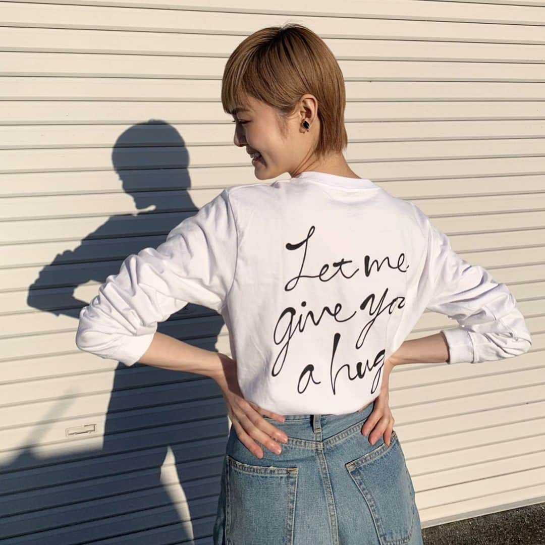 のインスタグラム：「. @daichi_1127 さんが作られた オーストラリア森林火災のチャリティーTシャツ 日々世界中で様々なことが起きる中 ほんのわずかでも力になれればと☺️🌿🌏 Tシャツの収益全額がwwfに寄付されるとのことで微力ながら協力させていただきました🌱🌱🌱 . コアラの刺繍も“let me give your hug”の文字も可愛い♡ . #hugsforkoalas #payforaustralia #wwf .」