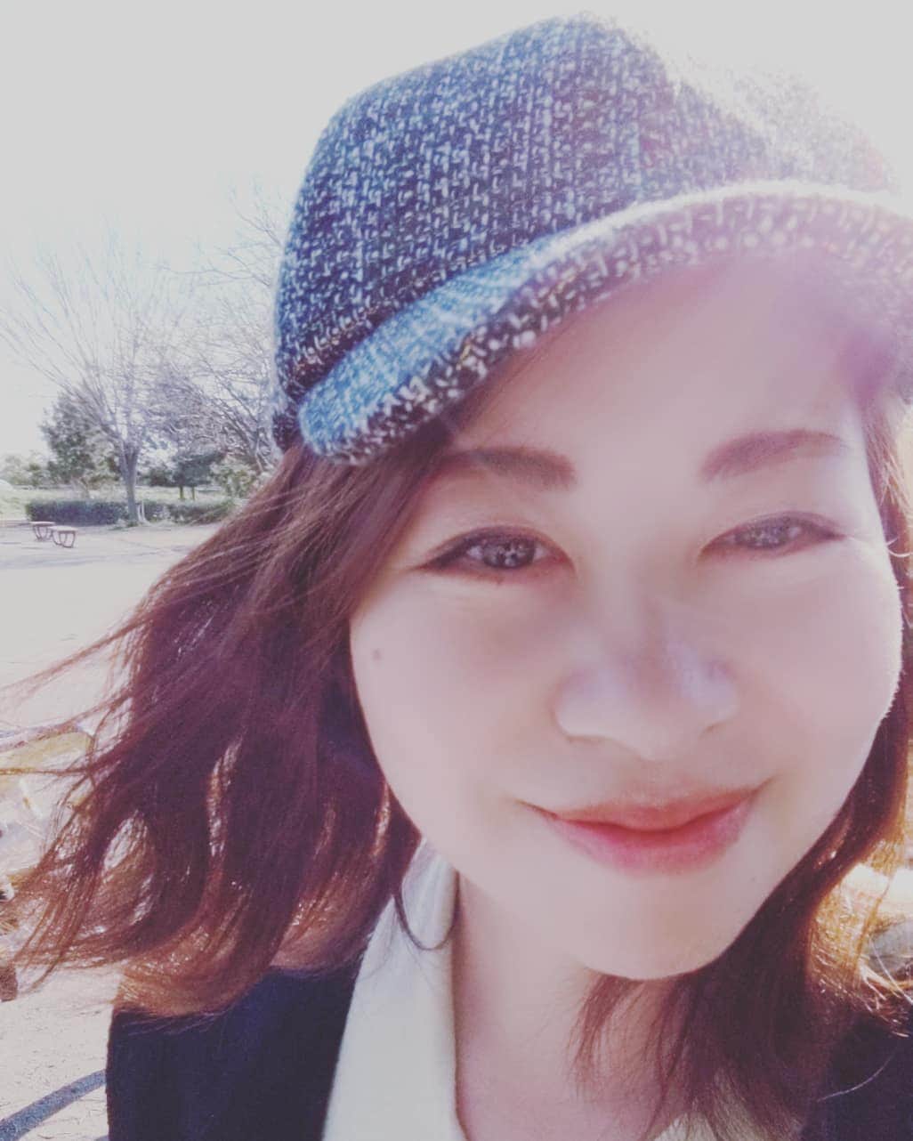 マキのインスタグラム：「. 一斉休校で 子供たちと２４時間一緒の毎日… . 不要不急の外出は控えて〜 とか 子供たちには無理な話😂 . 気分転換のためと 運動不足にならないように 一日一回は外に出てます〜 . どこも自粛ムードだけど こんな時だからこそ 気分落ち込んだり 見動きとれないと 言い訳したりせず 未来を見据えて行動したいです😆 . ぎゃんばりましょ〜✨ . #出張エステ　#自宅エステ　#肌質改善　#肌再生　#美肌作り　#美肌になりたい　#美白ケア　#美白効果　#毛穴ケア　#むくみ改善　#子連れ歓迎　#子連れオッケー　#武蔵浦和　#西浦和　#戸田」