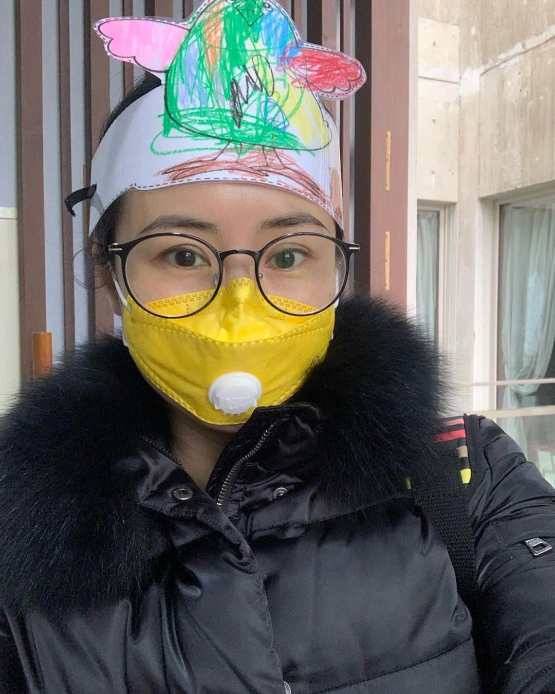 チェ・ジョンユンのインスタグラム：「#엄마지킴이딸 엄마!위험할땐 마스크위 하얀버튼을 눌러요 그리고 이거 머리에 꼭 쓰고 있어요!절대 벗음 안돼요! #고마워 엄마 건강할게」
