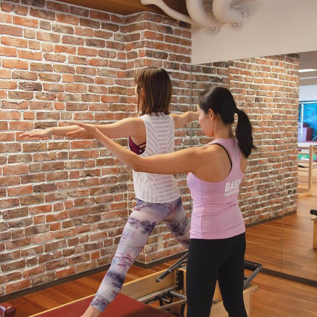 新田朝子さんのインスタグラム写真 - (新田朝子Instagram)「【お知らせ】 大好きなスタジオ #zenplace @zenplacebasipilates_official @zenplace_official のSatoko @satoko.y さんにインタビューしてもらいました🎤 . ▶︎ピラティスをはじめたきっかけ ▶︎アナウンサーの仕事との関係 ▶︎ピラティスと出会ってからの変化 ▶︎インストラクター資格取得の理由 ▶︎私が思うピラティスの魅力 ▶︎アメリカの本部で学んだこと ▶︎今後の目標 . などなど、ピラティスへの愛をたくさん語らせてもらいました😏話しながらこんなにもピラティスにハマり、大好きだったんだなと気付かされるところもありました。 . このようなご縁と機会に感謝です❣️ . 記事は、zenplaceの公式アプリのタブ（写真２枚目）とHPから見られます。 . #ピラティス #ピラティスインストラクター #ピラティス大好き #筋トレ #ワークアウト #エクササイズ #ライフワーク #pilates #pilatesinstructor #basipilates @basipilates #lovepilates #workout #exercise」3月17日 10時38分 - asako.nitta