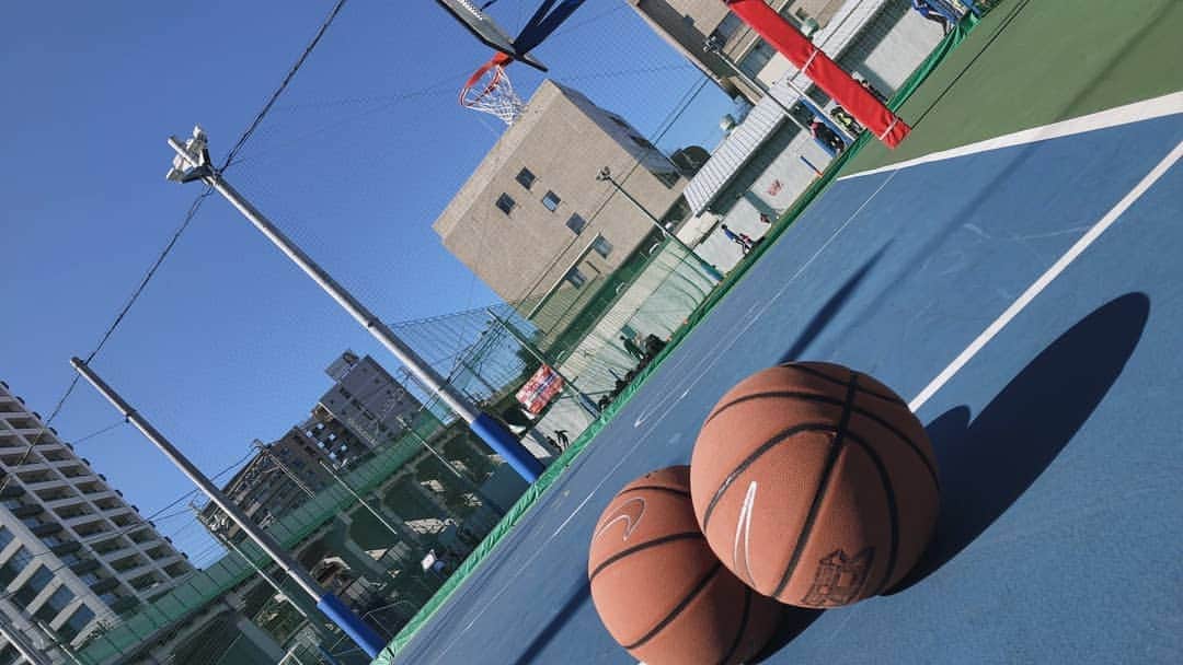 杉山由紀子のインスタグラム：「バスケ🏀 中学、高校途中までやってました♬ * 今もゆるーくハーフコートでやってます☀ * やっぱりバスケすき♬♬ * * バスケ、フットサル、テニス、卓球 参加したい人気軽にどーぞ😌✨ * そろそろテニスしたいな☀️🎾 * * * #スポーツ #だいすき #バスケ #フットサル #テニス #卓球 #都内 #スポーツ好きな人と繋がりたい」