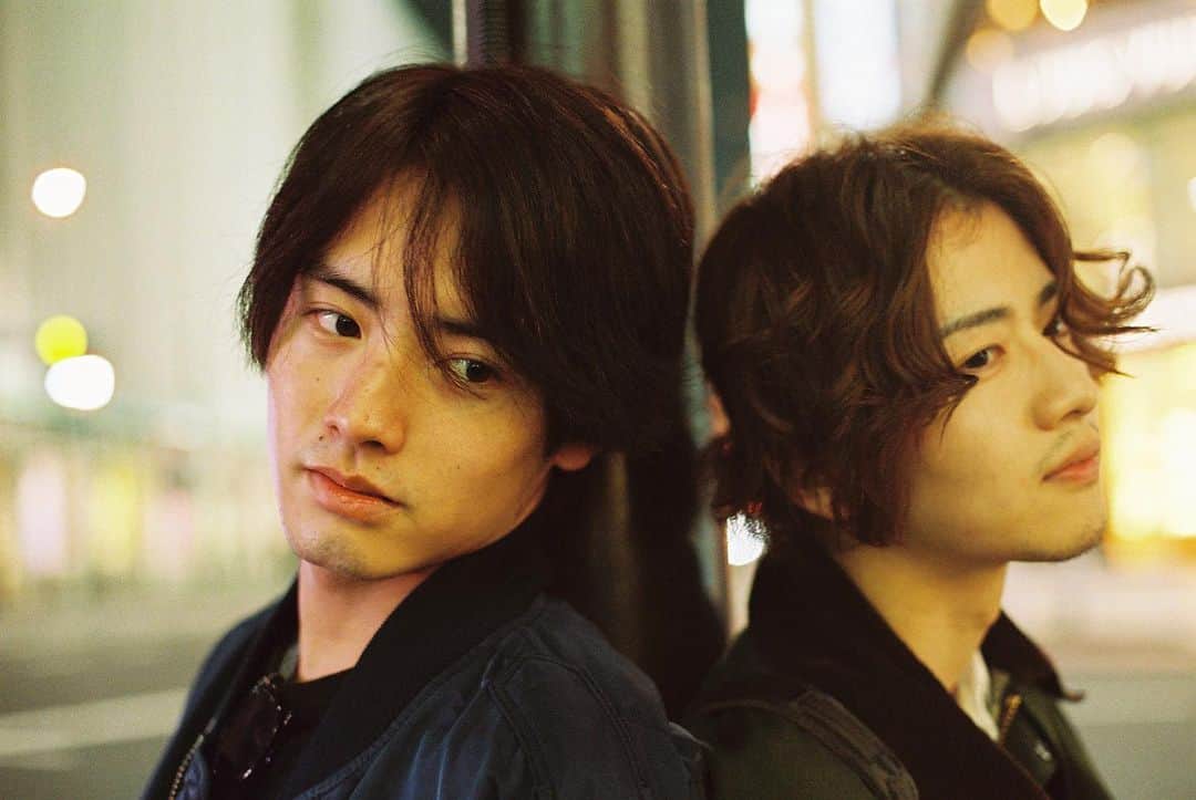 のインスタグラム：「#ある日 急遽、飯島君から電話があった -作撮りしませんか。赤楚君も居るんですけど、 合流した都内の店には会う度に大人の男に進化し続ける飯島君と 数年前に現場で出会った以来の 赤楚君が待っていた。 空腹を軽く満たして、 ネオン輝く人に溢れた街に繰り出した 散歩をしながらゆるーく 休憩をしながらゆるーく うん、うん。と みんなが満足したら 次は -サウナ行きませんか。と誘ってくれて、…。 こんなにも良いものだったのか、 銭湯を出た時には パラパラと 遅れてやって来てた雨の予報、 帰りに赤楚君が たかおっちと呼んでくれて ちょっと恥ずかしかったけど嬉しくて これからは赤っちと呼ぼうかなと 思ったり 飯島君は寛っち、騎っち、セントチヒロチッチ、どうするのかは相談だ。  そいじゃまた、と 握手して。 model#飯島寛騎 #赤楚衛二  photo#髙尾勇次  #film#filmphotography#analogphotography#canona1」