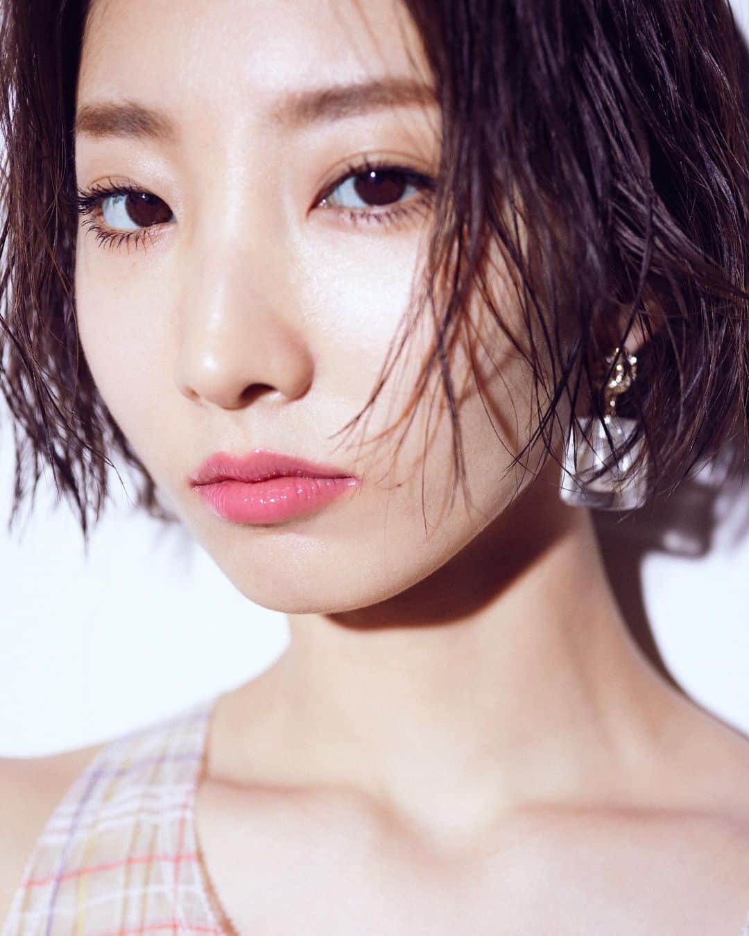 飯島望未のインスタグラム：「@ginzamagazine  @chanel.beauty  ROUGE COCO FLASH  No. 118 No. 148  Photo @osamuyokonami  Makeup @rikamatsui26  Hair @tomo8hair  Styling @sumire_hayakawa_stylist」