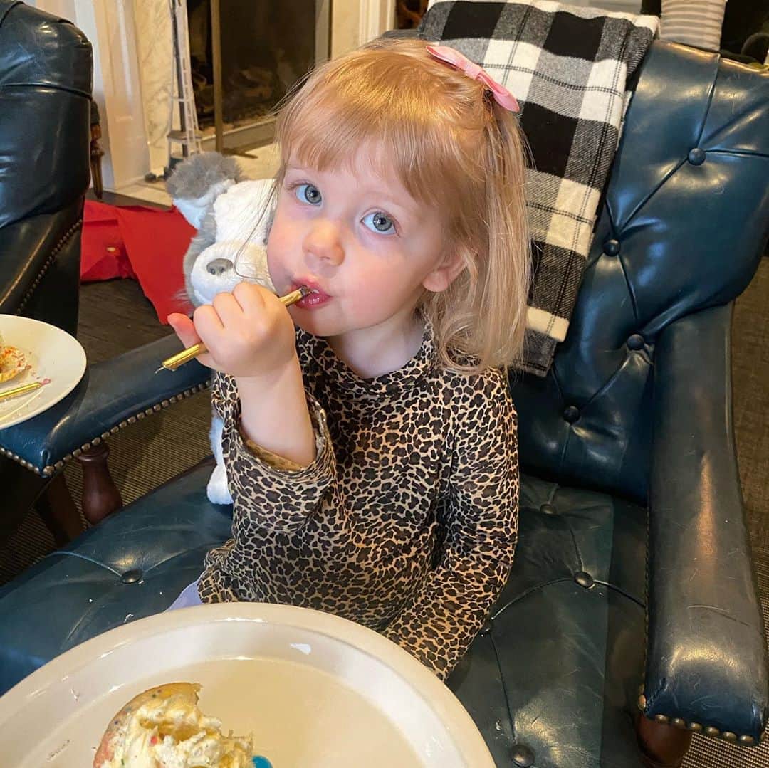 マックルモアーのインスタグラム：「HAPPY BIRTHDAY COLETTE KOALA.  She’s brilliant, hIlarious, fearless, fiercely independent, stubborn (she gets it from her mama) has great rhythm, knows how to give dap and say peace, and she plays golf with me.  She’s got the best laugh and smile.  I love this girl beyond words.  She’s sitting right next to me and has no idea what Instagram is, but I’m still celebrating on social media for her and all the homies out there in isolation.  #happybirthday #girldad」