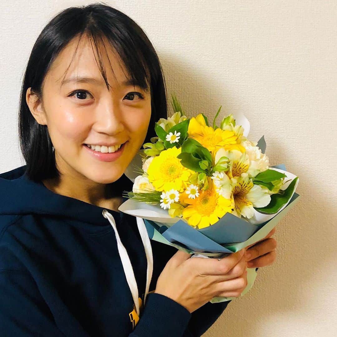 竹内由恵さんのインスタグラム写真 - (竹内由恵Instagram)「ホワイトデーにお花をもらいました。  黄色。  #ホワイトデー#ちなみに#バレンタインには#アップルパイ焼きました#生地から作ると手作り感アップ🥧」3月17日 11時10分 - yoshie0takeuchi