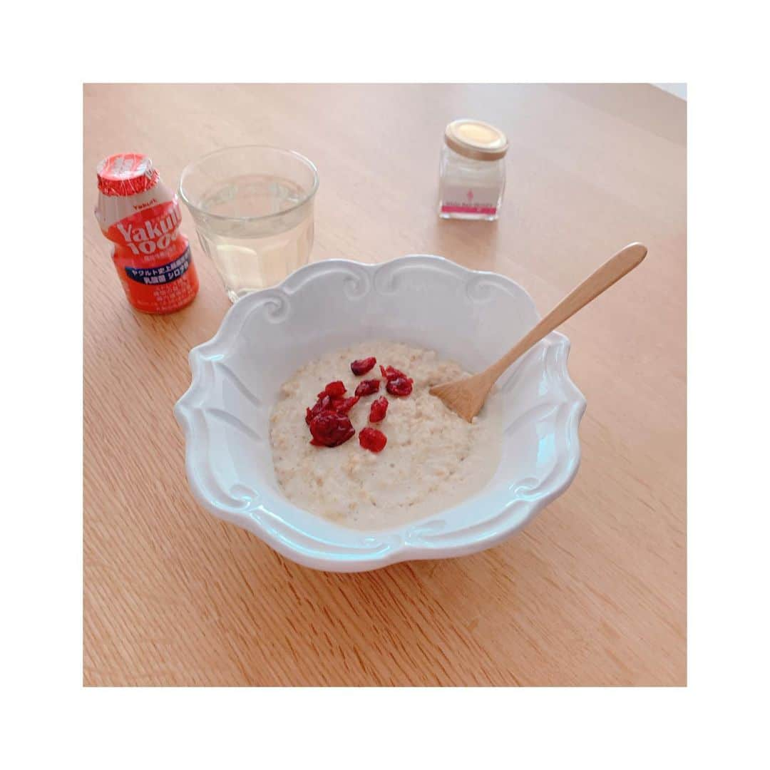 トリンドル玲奈さんのインスタグラム写真 - (トリンドル玲奈Instagram)「続けて食べ物の話☺︎ ﻿ ﻿ 友達に聞いたオートミールにハマってます🥣﻿ 牛乳とお水を入れてお鍋でコトコト…。﻿ すぐにトロッとなります☺️ ﻿ ﻿ はちみつやドライフルーツのせて、﻿ 食べる😋﻿ ﻿ 少しの量で結構お腹膨れるよー^ ^﻿ と教わったのだけど、﻿ 確かに！﻿ ﻿ ヤクルトやミルミルは最近良く飲んでます☺︎﻿ 腸内環境を良くして、﻿ 免疫力もアップさせたい今日この頃💪  #クランベリーよりレーズンの方が更に美味しかったかも😂☺️」3月17日 11時22分 - toritori0123