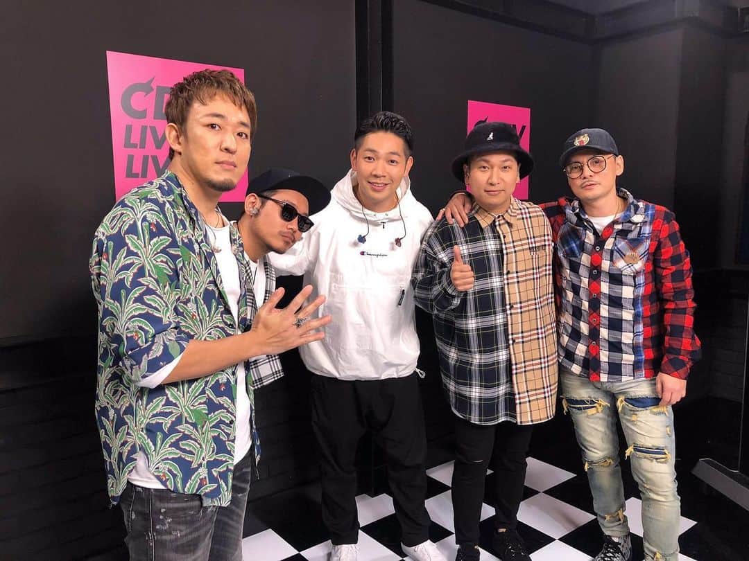 のインスタグラム：「. 3月16日 . 自分の人生の生き様が誰かの為になるかも知れないって思った日. . 夢を追いかける姿が人の勇気に変わることを知った日. . 夢を掴む瞬間、大切な人たちが泣いて喜んでくれて誇りを持てた日. . 挑戦することへのためらいが消えた日. . 音楽が好きで好きでたまらなくなった日. . 家族に胸張って自慢できる日. . 恩師に感謝を伝える日. . 今年の3月16日はそんな日でした. . . テレビに出ることは偉くもすごくもない. . でも僕たちが住む日本も今この状況で、僕たちがやっている活動もストップするムードになっていて、 . 僕たちも辛いし、心苦しいです. . だからそんな時に、まるでライブみたいに、熱く強く、勇気凜々と、笑顔で、全力でテレビの前のみんなにがんばろう！今を生きよう！って歌うこと、これは我々ミュージシャンの大仕事ではないでしょうか. . YouTubeだっていい、SNS配信でもいいです、世間の落ち込みムードを音で盛り上げようぜ！俺たちはその為に音楽やってるんだから！お笑い芸人も一緒！ぜんぶ笑い飛ばそう！それでいきましょう！ . 失礼、熱くなりすぎた. . 世界的感染症がひとつの原因となって命を奪われた方々への追悼と、世界中の安穏を心から願っています. . . ともあれ昨日のCDTV、そしてTEEさんのYouTubeライブ、本当にありがとうございました!! . #ベリグと作る卒業ソング も順調です. . いい歌が書けたよ、ほんとに良かった. . みんなのおかげです. . ありがとう！そしておめでとう！ . . 冬に枯れ散る木は、春をバトンタッチしてくれるように花を咲かせて、それぞれの人生を照らしてくれる. . 恩師のMicro氏のYukiyanagiという曲に込められている思いを、今こそ掲げて刻んで、本当の意味での春を迎えたい. . そんな帰り道です. . あーあした人間ドックかぁ、緊張する . . みなさん！また会う日まで達者で！ . . #spicychocolate  #ファンキー加藤  #ベリーグッドマン #CDTV #ありがとう」