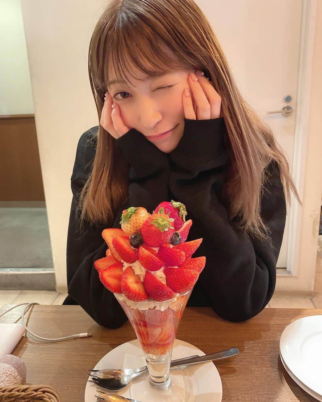 吉田朱里さんのインスタグラム写真 - (吉田朱里Instagram)「中学の時の友達とこの前 リッチなパフェたべました♥️ もちろん半分こ。 . だってその前にもんじゃも 食べたもん。笑 . 最近運動しないのに食欲が 止まらなくて困ってます。 そろそろ本当にパーソナル契約しようかな。でもこんな状況だし… って思ってまだ様子見、、、 . #苺パフェ」3月17日 11時29分 - _yoshida_akari